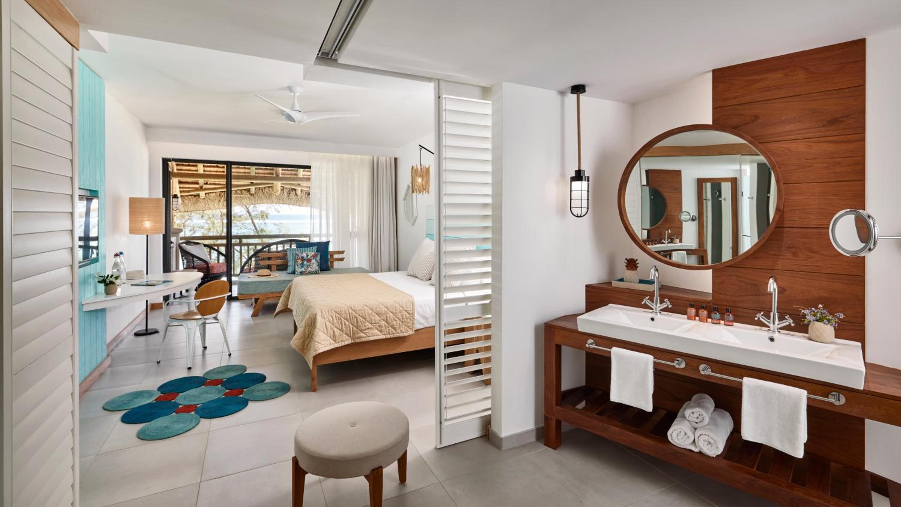 Deluxe Beachfront Room - Photo 5