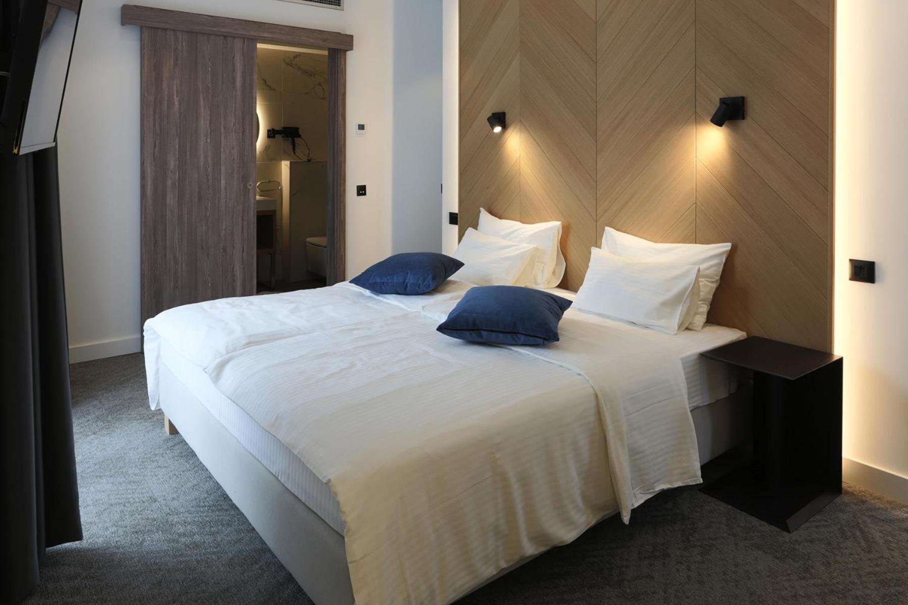 Double or Twin Room with Balcony - Photo 2