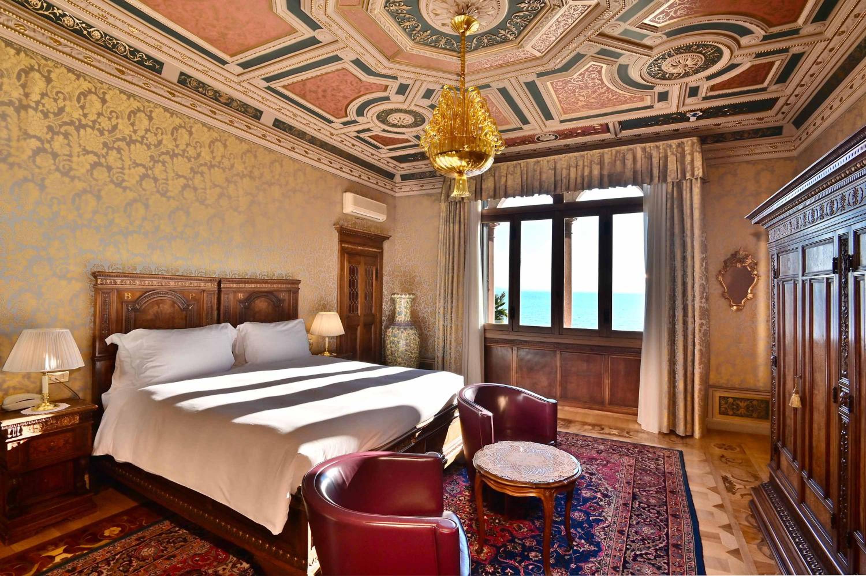 Triple Suite - Photo 16