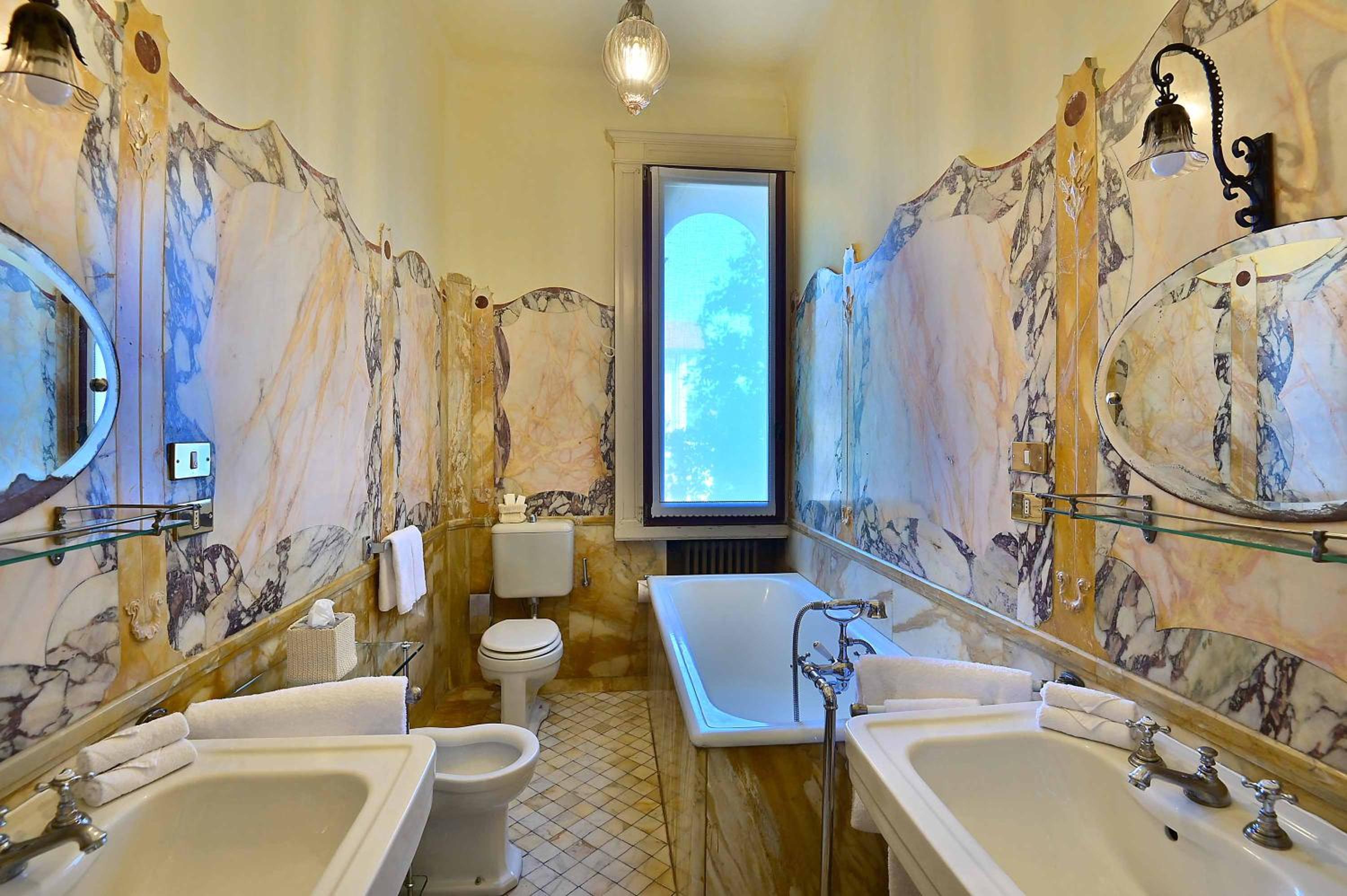 Triple Suite - Photo 10