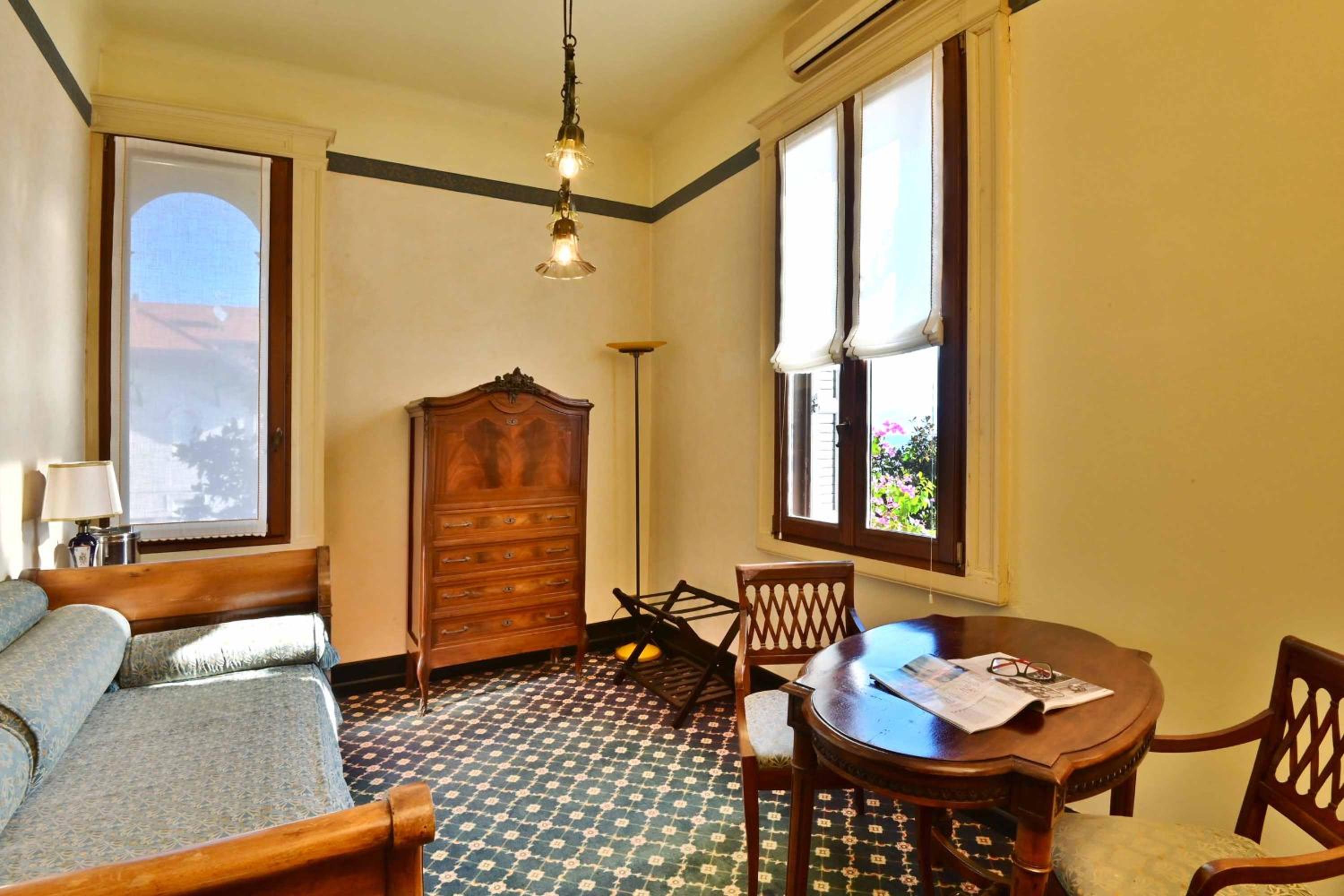 Triple Suite - Photo 15