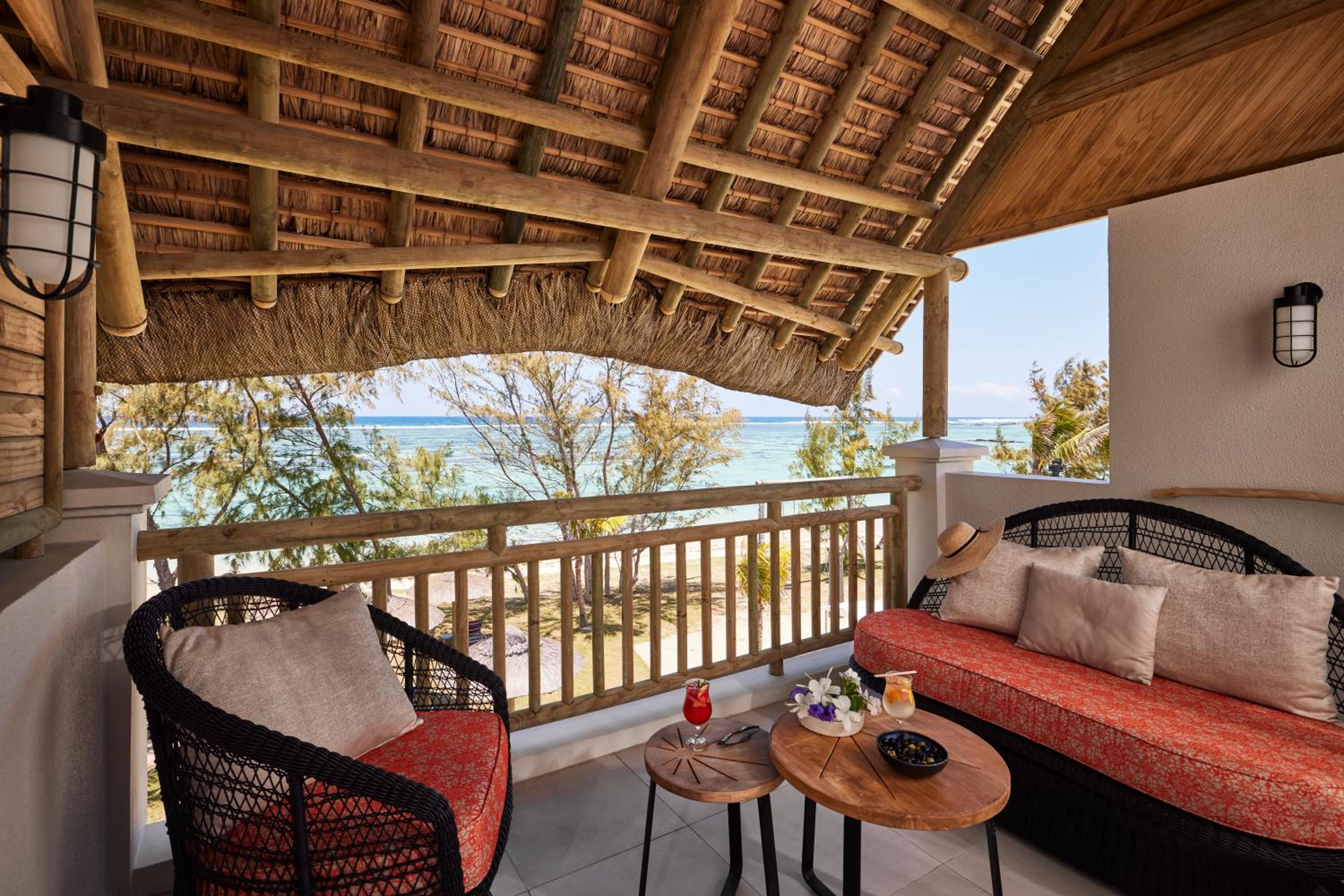 Deluxe Beachfront Room - Photo 4