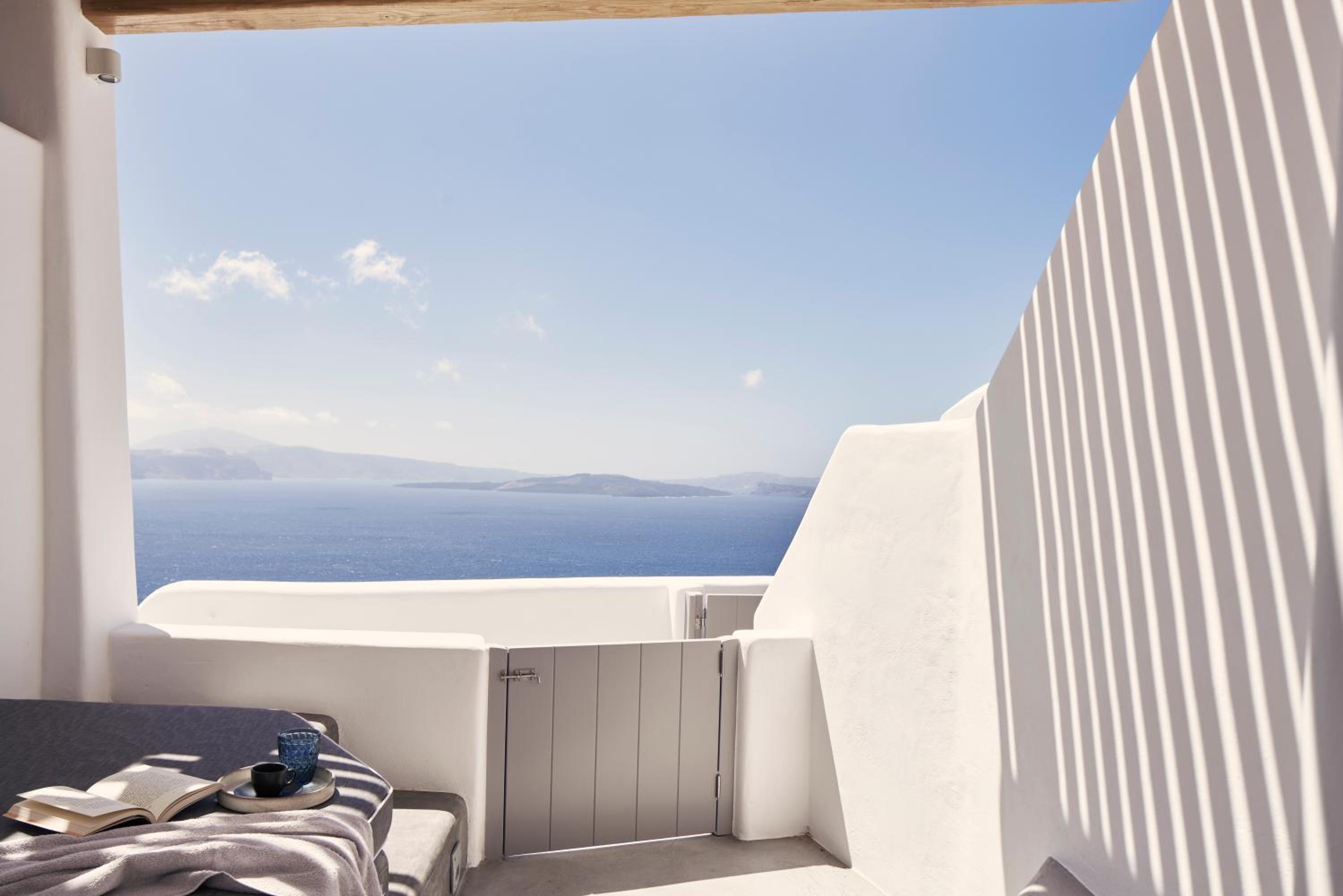Junior Suite with Caldera View and Outdoor heated Mini Plunge Pool - Photo 12
