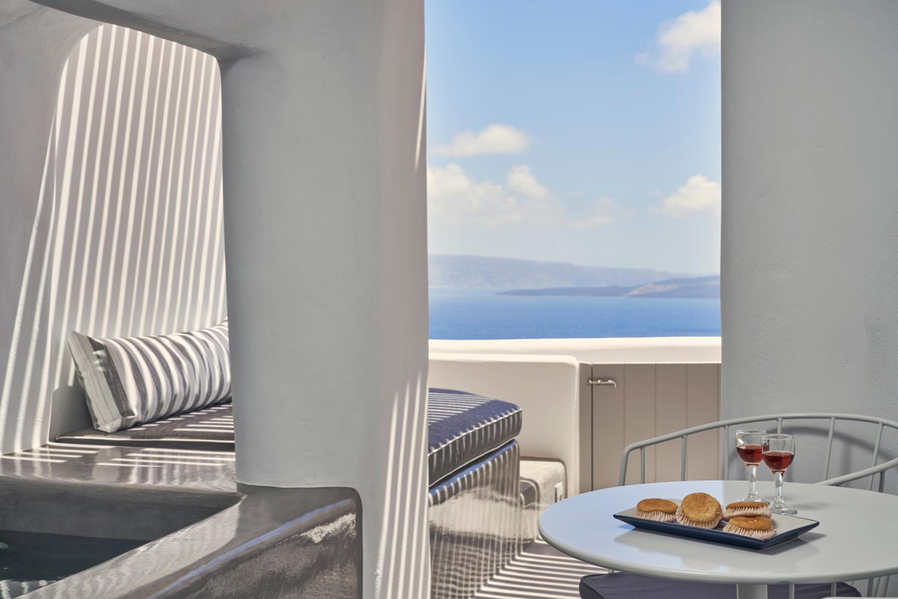 Junior Suite with Caldera View and Outdoor heated Mini Plunge Pool - Photo 3