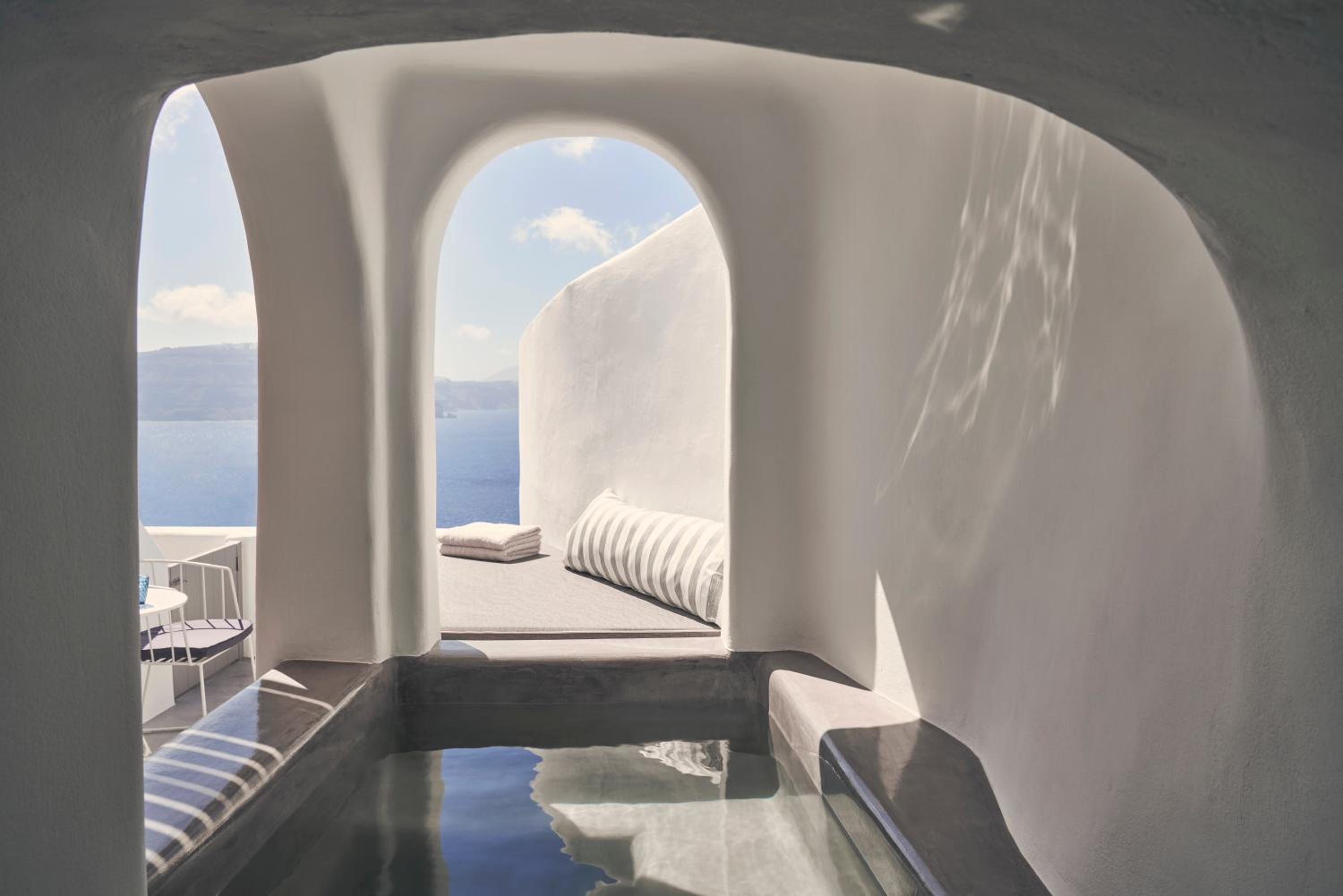 Superior Suite with Caldera View and Outdoor heated  Mini Plunge Pool - Photo 2