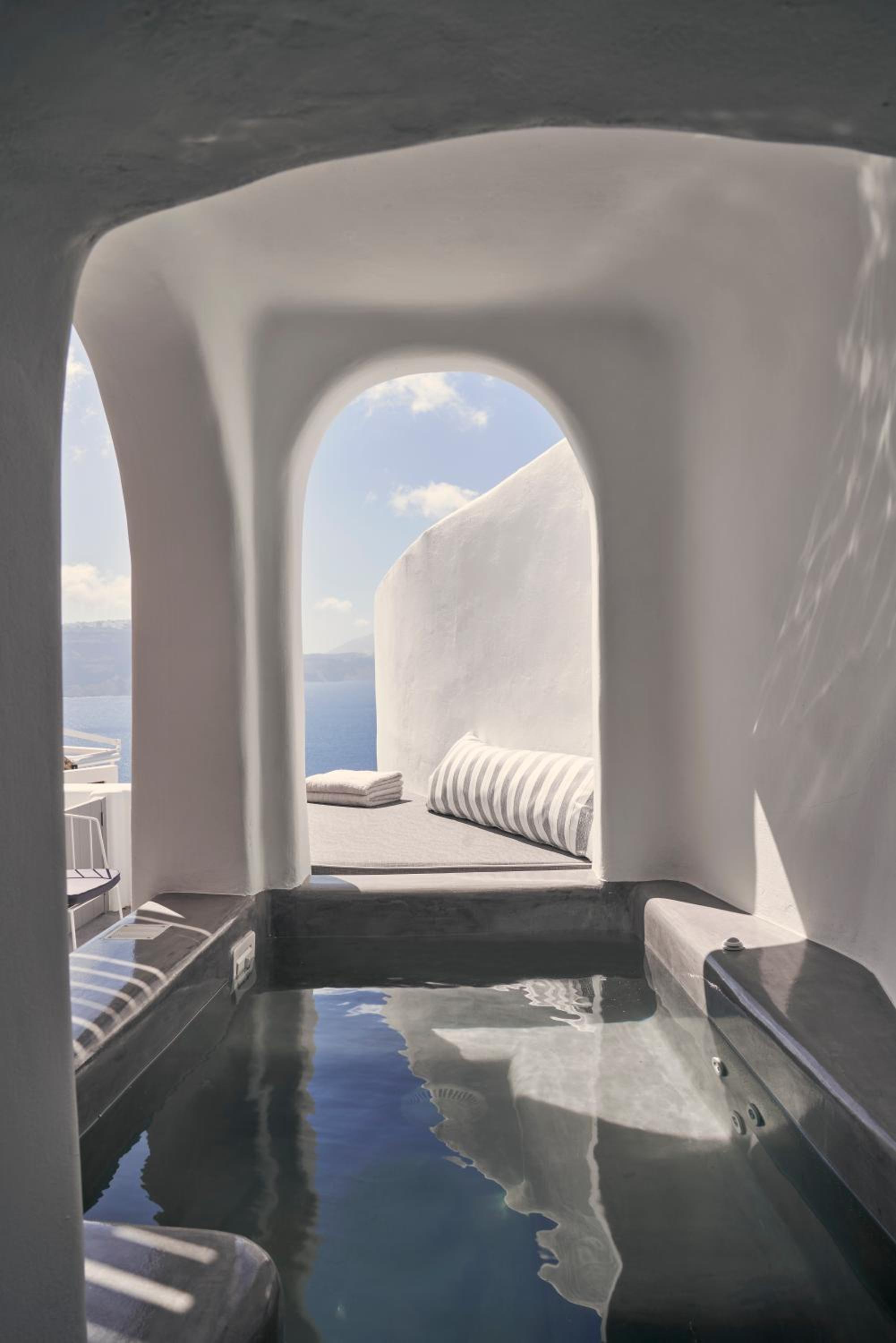 Superior Suite with Caldera View and Outdoor heated  Mini Plunge Pool - Photo 18