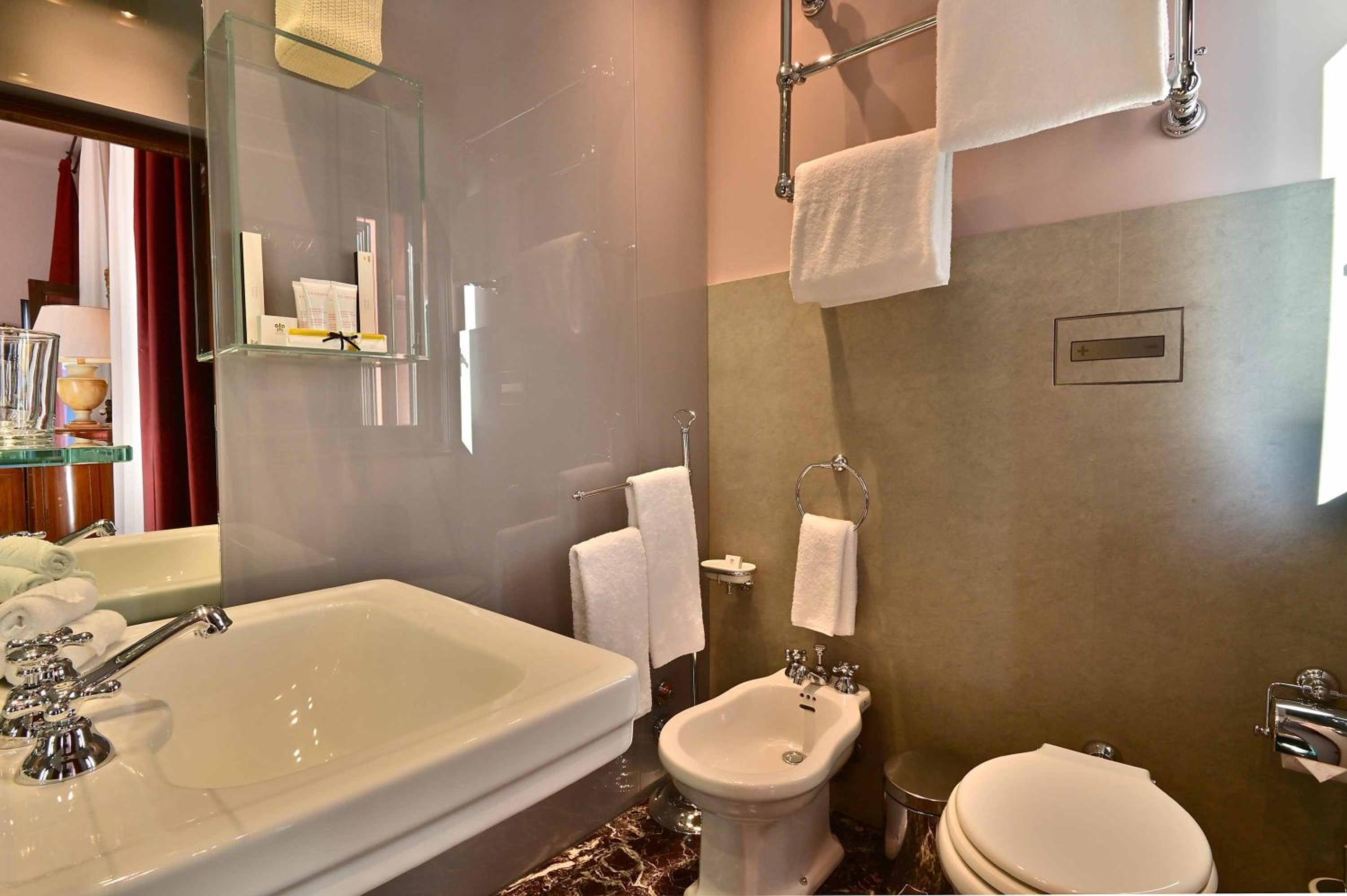 Classic Double Room - Photo 8