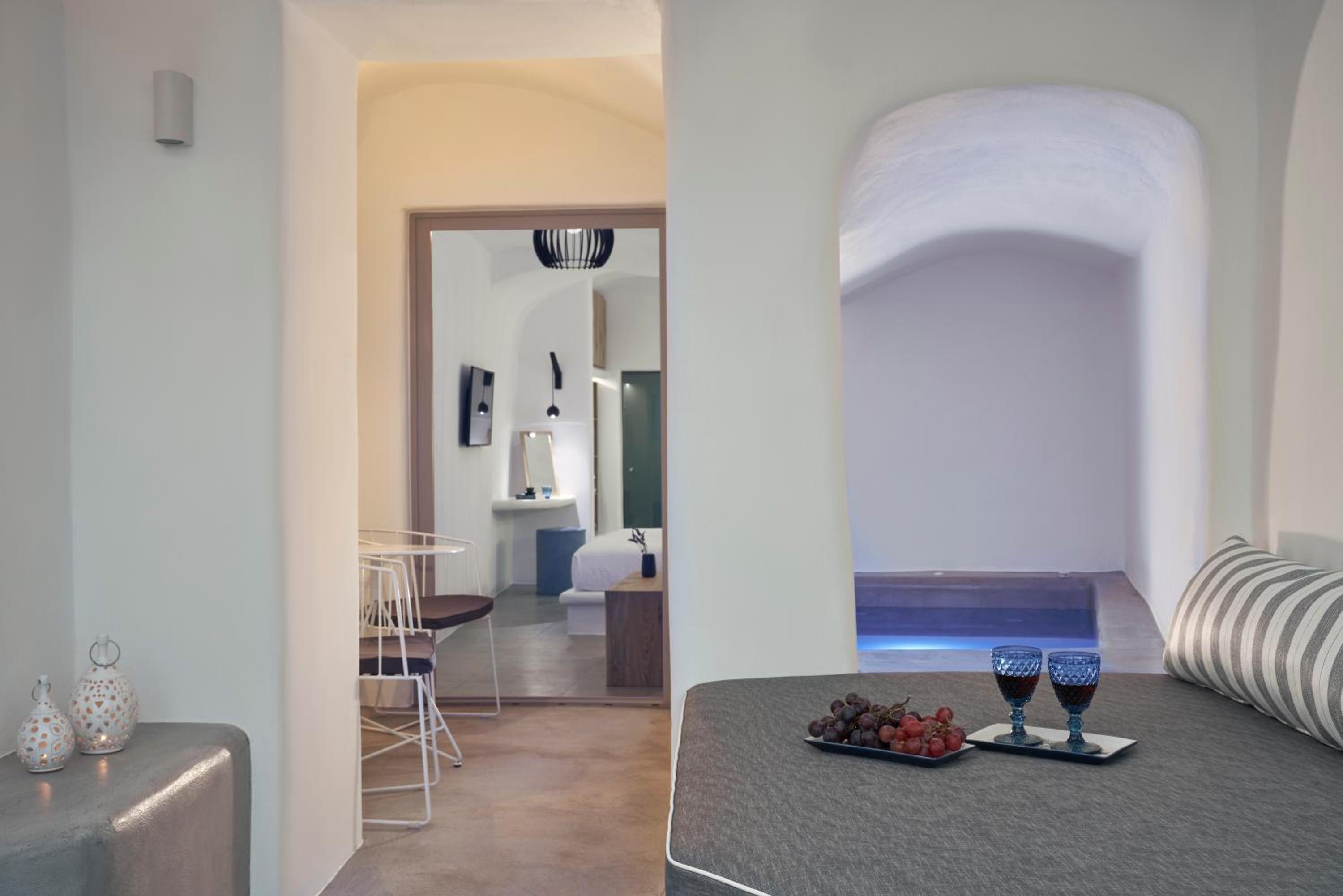 Junior Suite with Caldera View and Outdoor heated Mini Plunge Pool - Photo 15