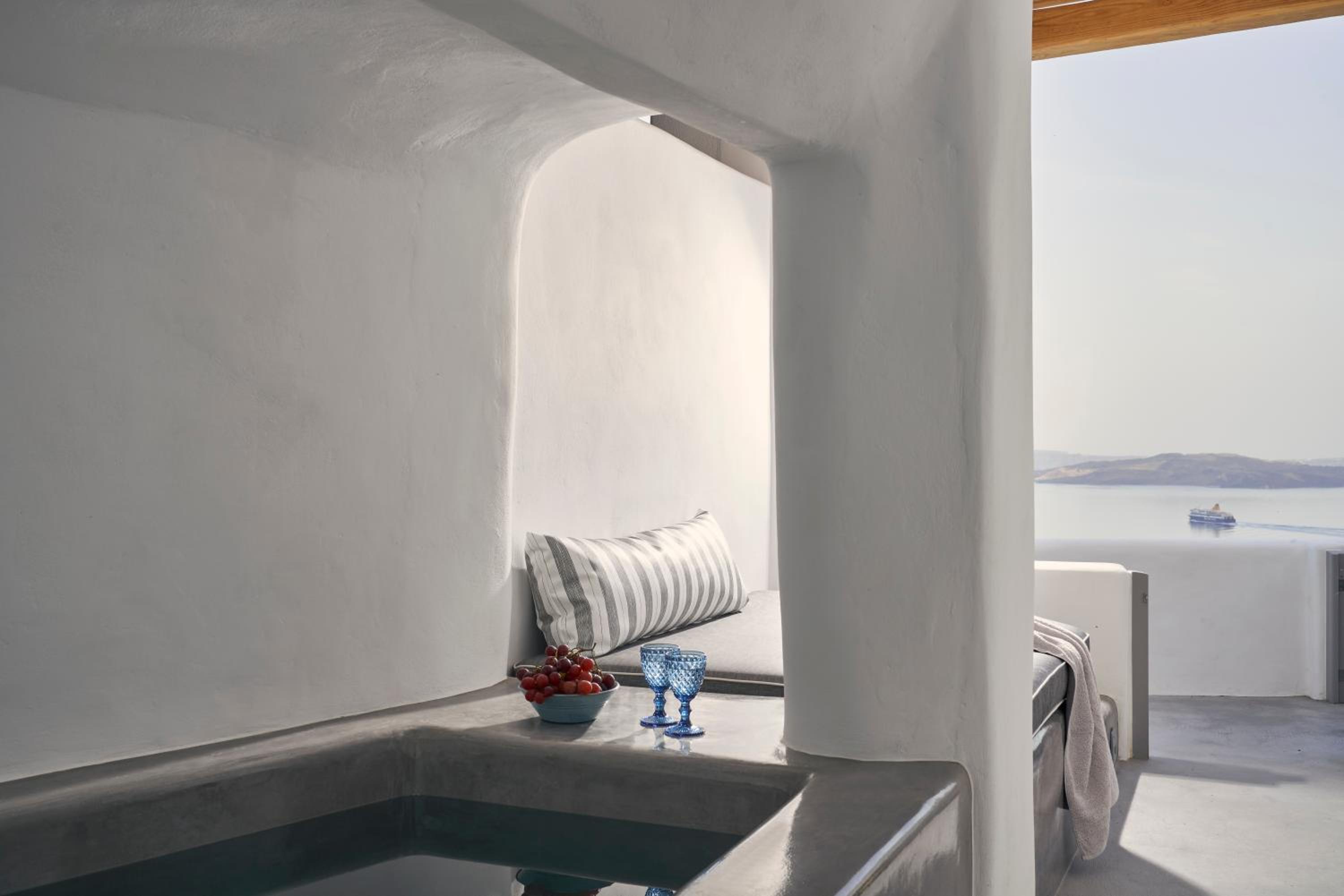 Junior Suite with Caldera View and Outdoor heated Mini Plunge Pool - Photo 17
