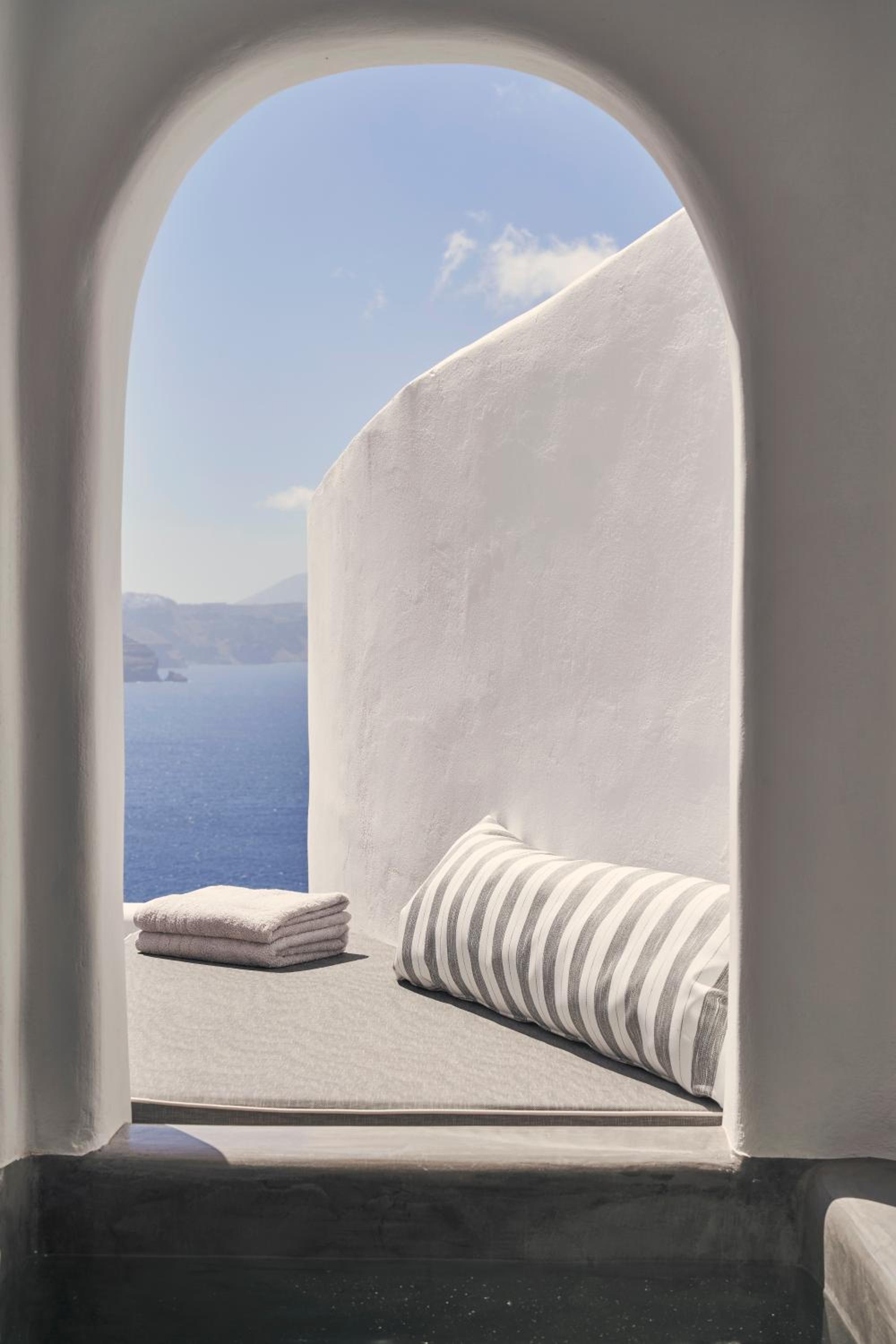 Superior Suite with Caldera View and Outdoor heated  Mini Plunge Pool - Photo 25