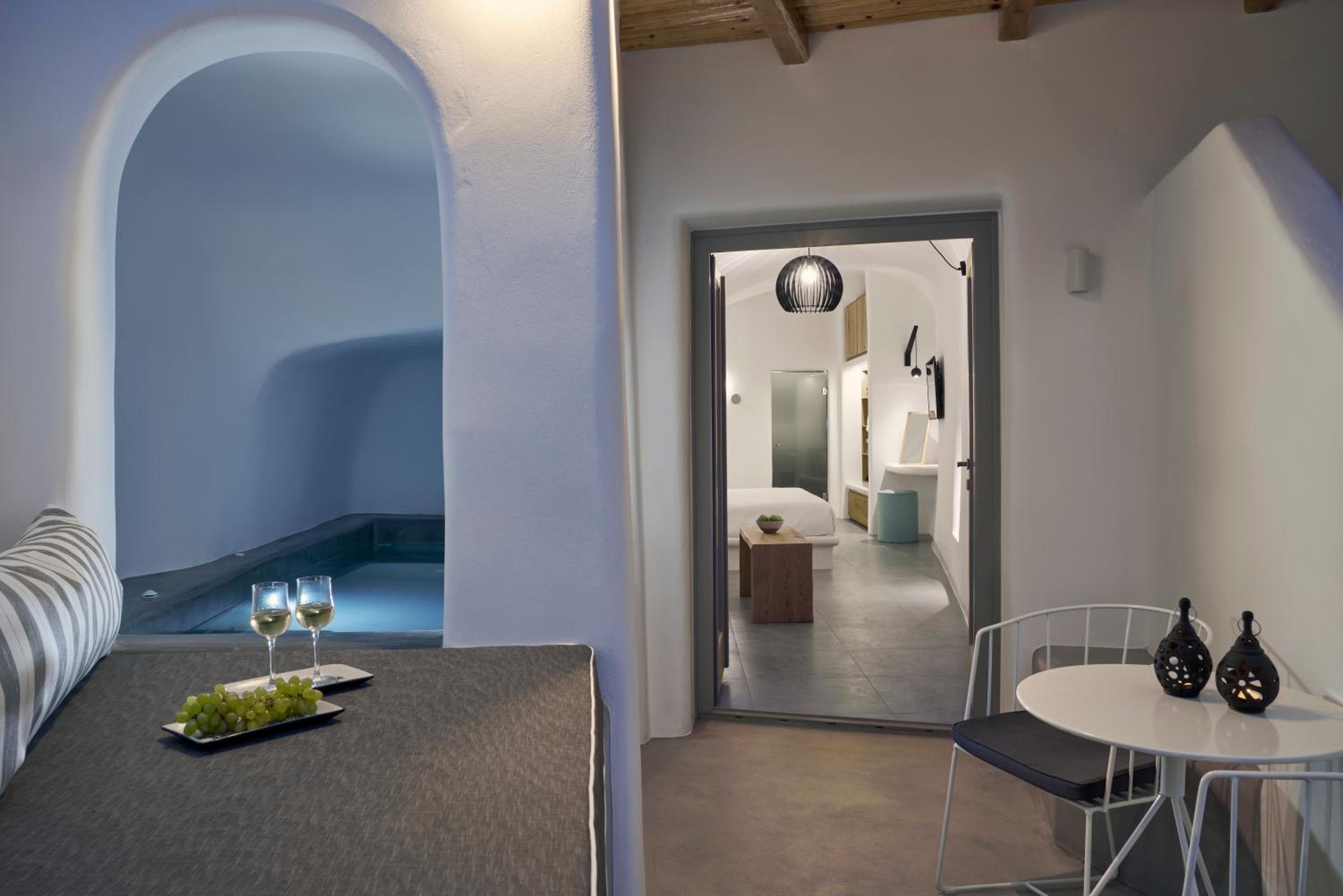 Superior Suite with Caldera View and Outdoor heated  Mini Plunge Pool - Photo 6