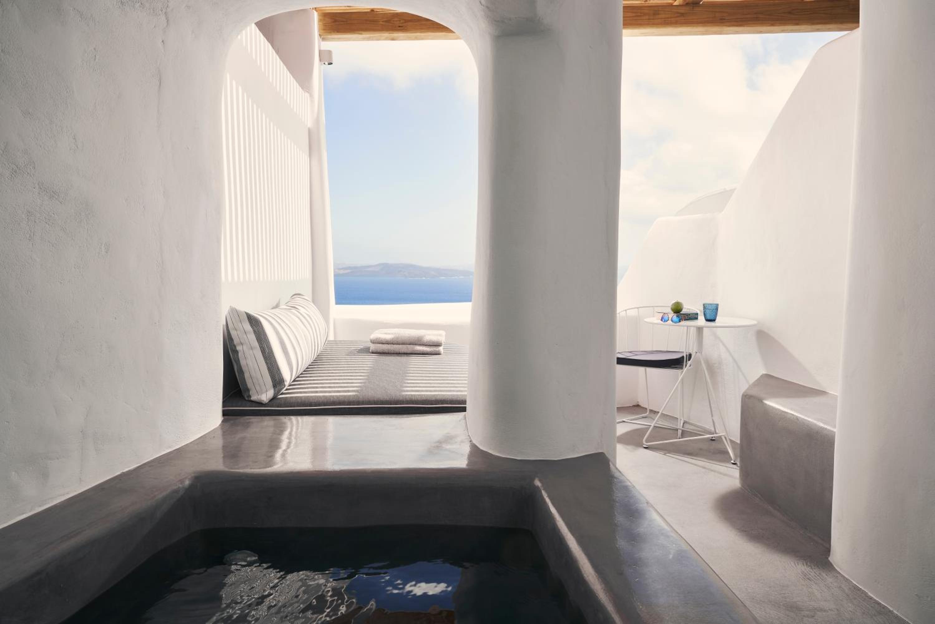 Junior Suite with Caldera View and Outdoor heated Mini Plunge Pool - Photo 22