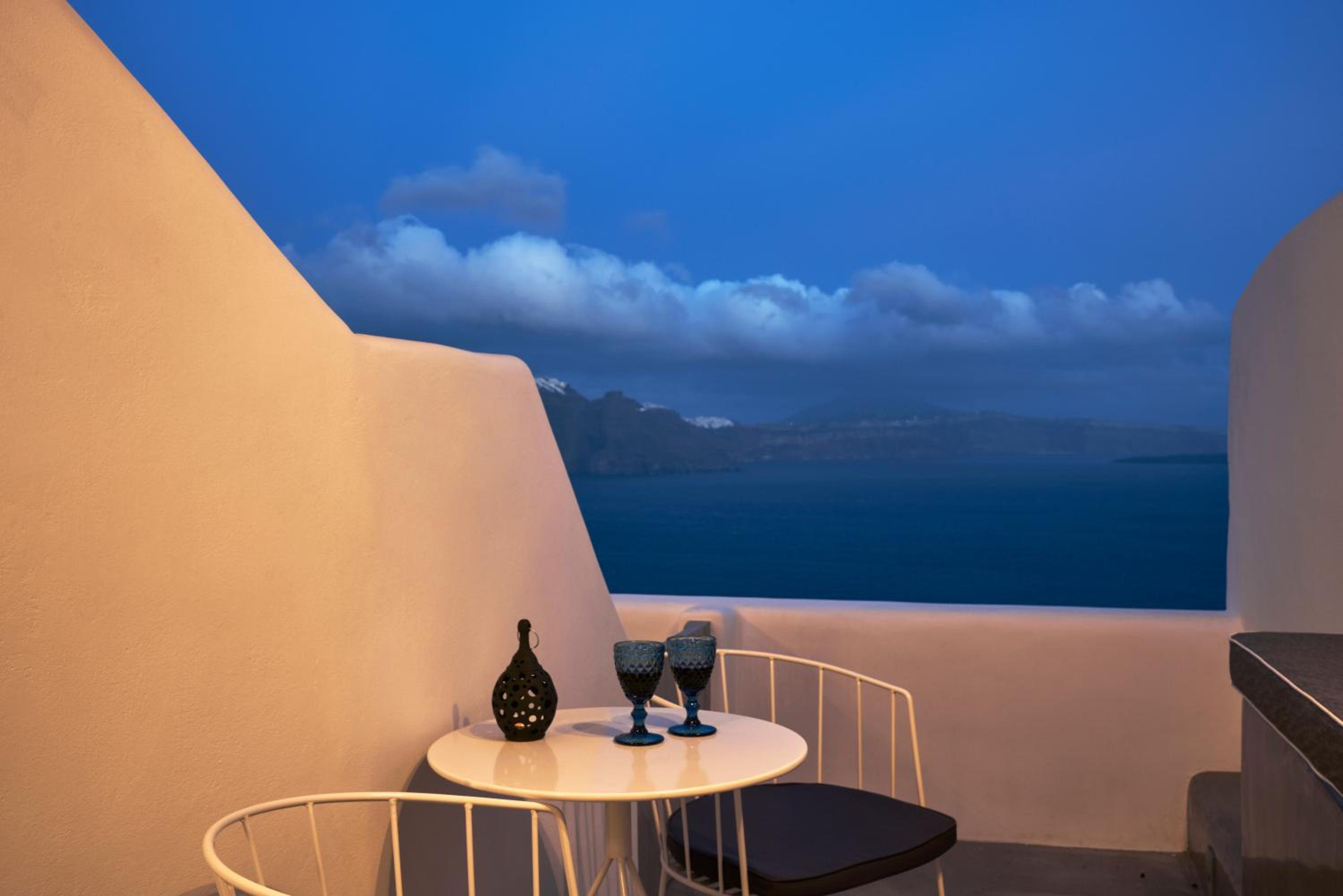 Superior Suite with Caldera View and Outdoor heated  Mini Plunge Pool - Photo 8