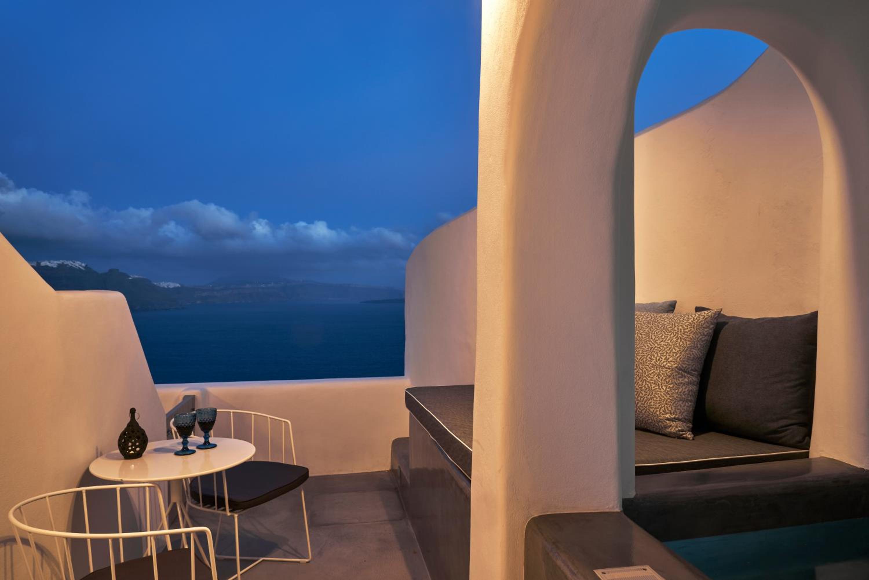 Superior Suite with Caldera View and Outdoor heated  Mini Plunge Pool - Photo 23