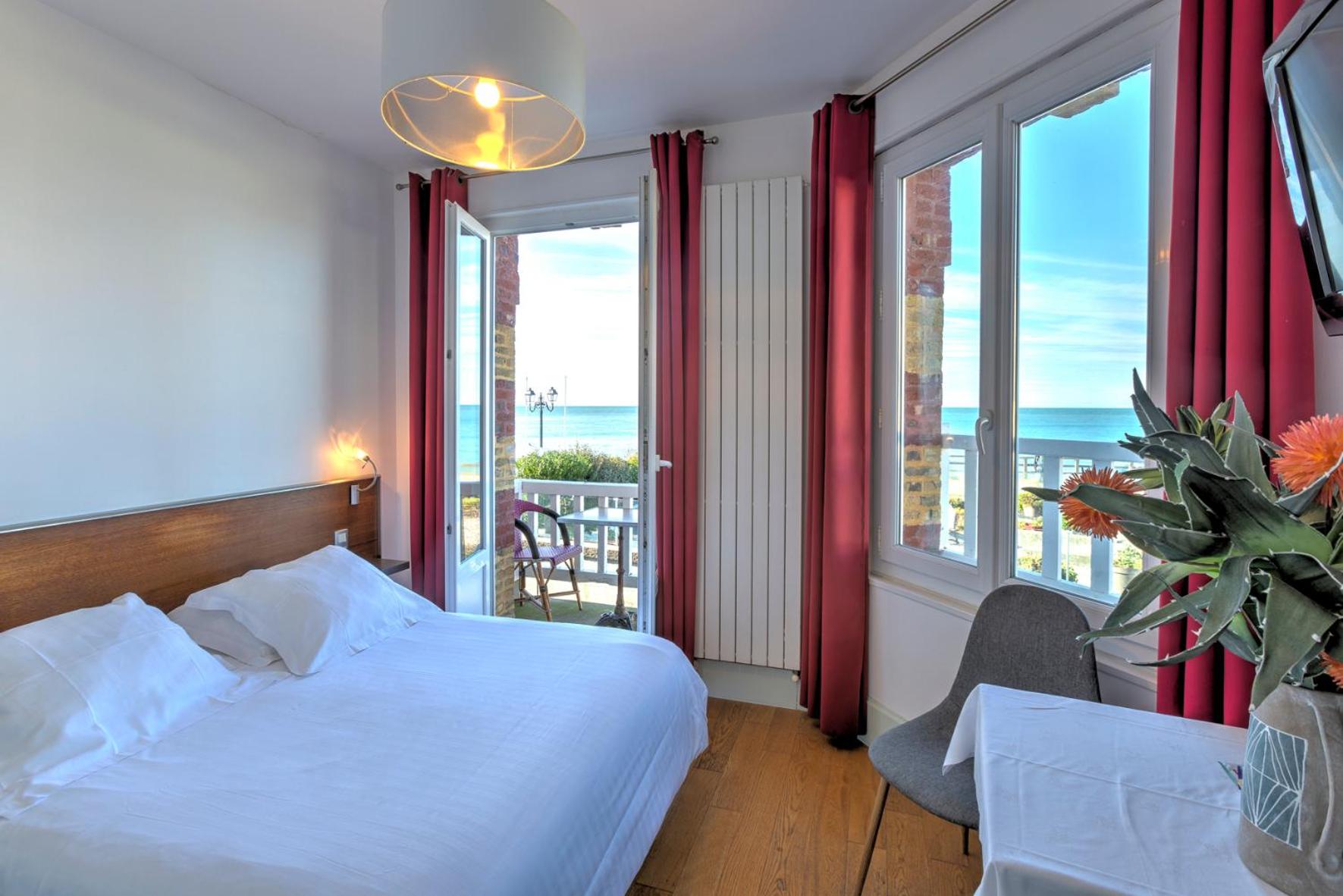 Double Room with Bath and Sea View photo 2