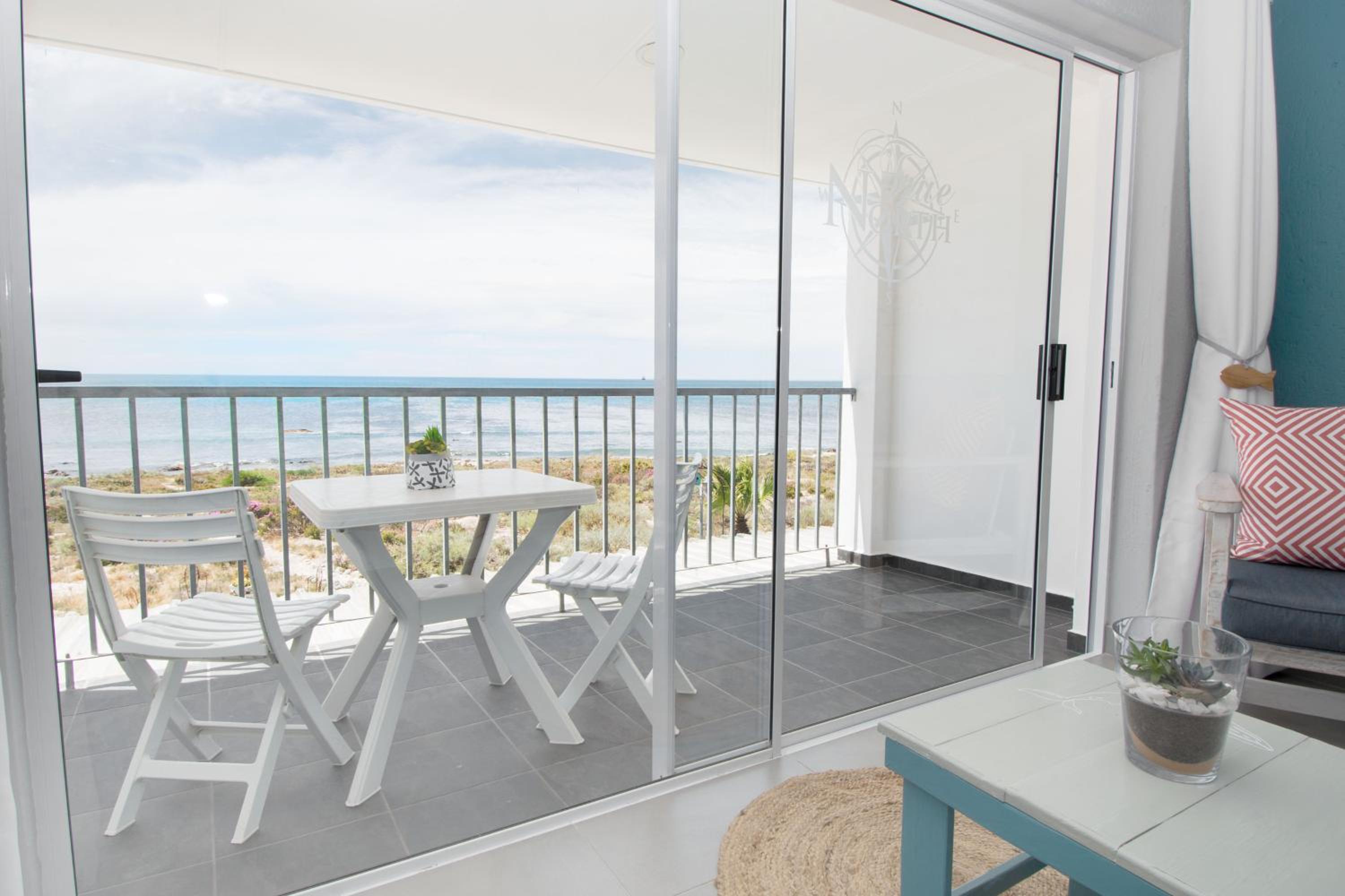Apartment with Balcony and Sea View - Photo 32
