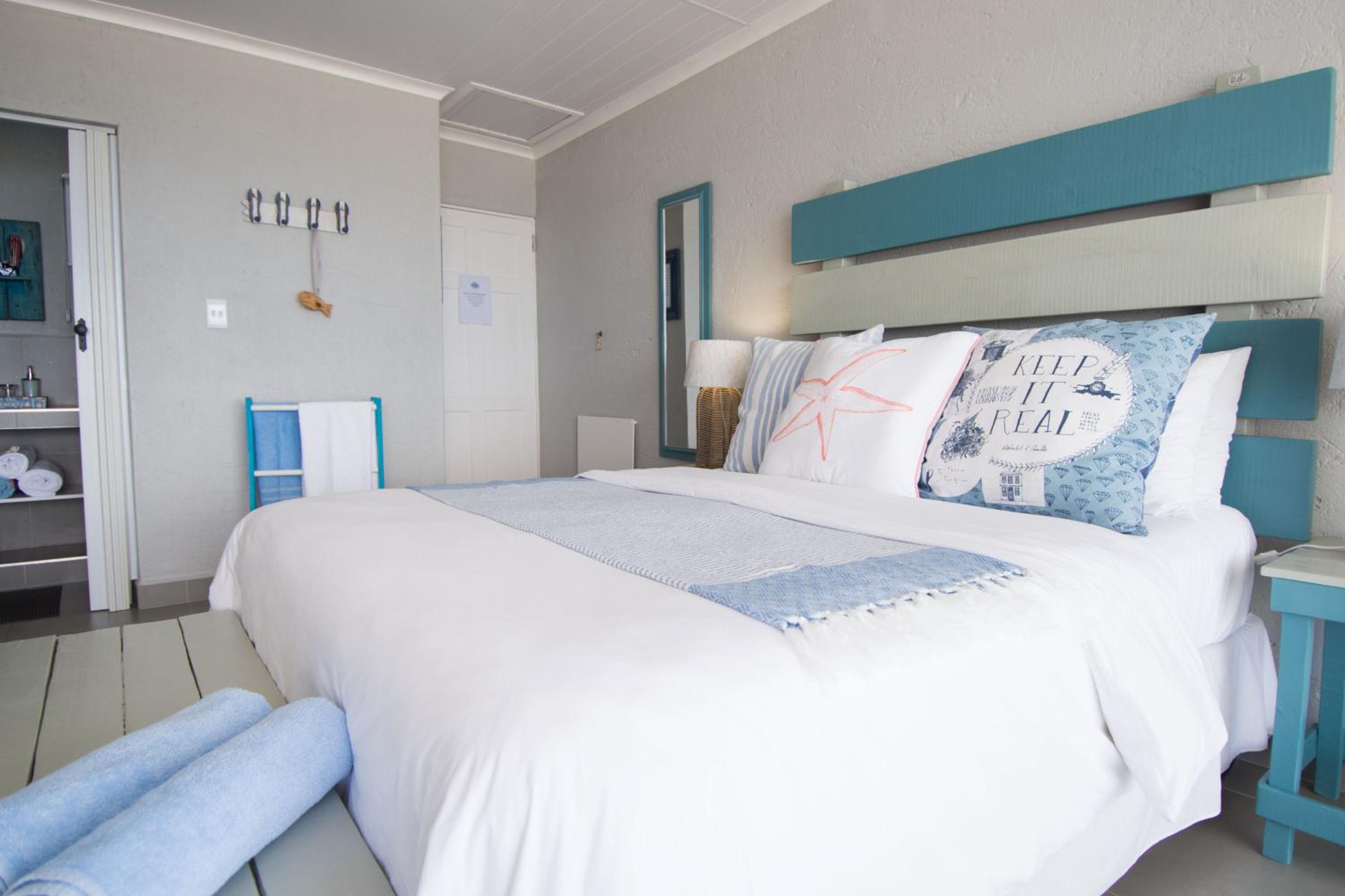 Apartment with Balcony and Sea View - Photo 8