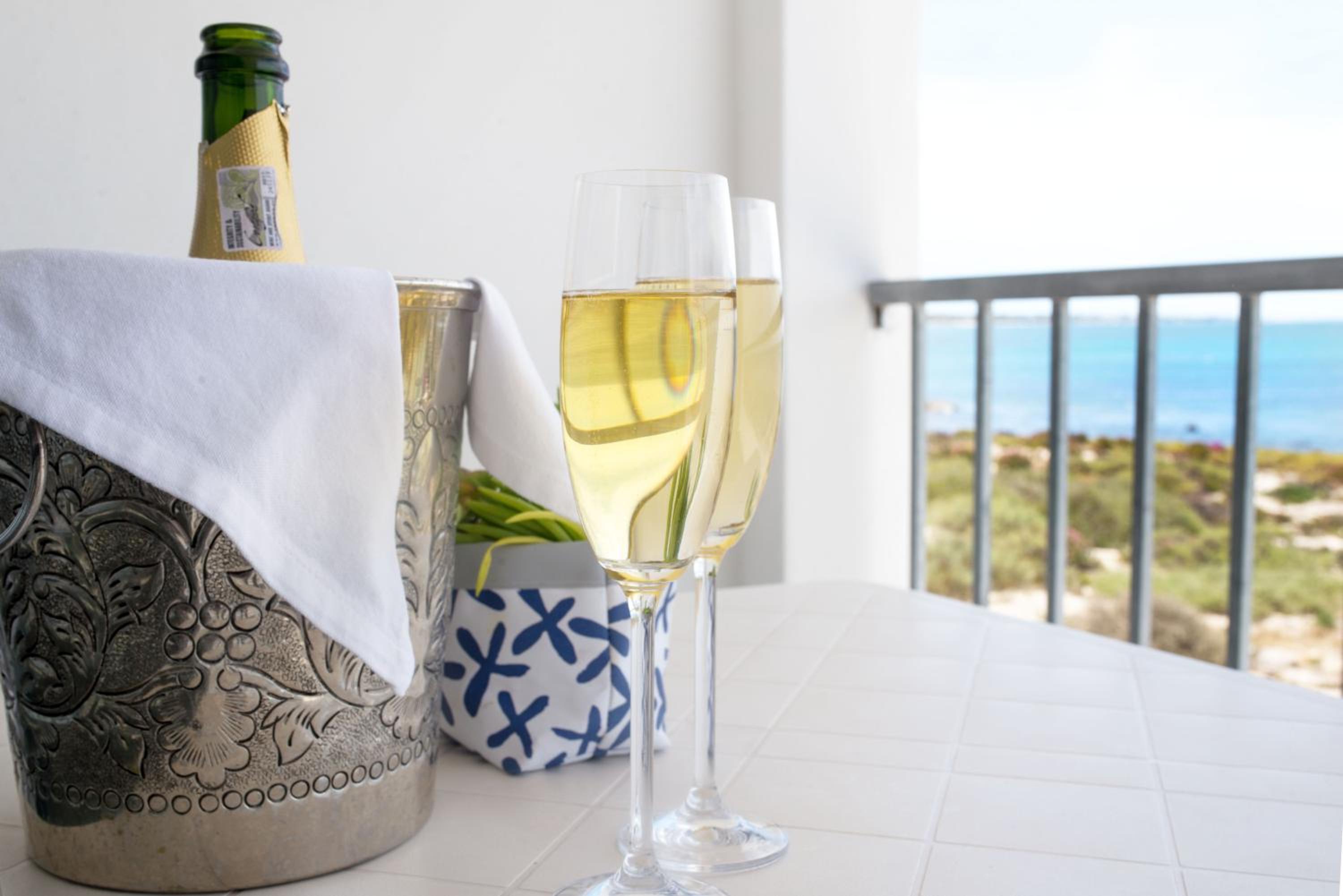 Apartment with Balcony and Sea View - Photo 34
