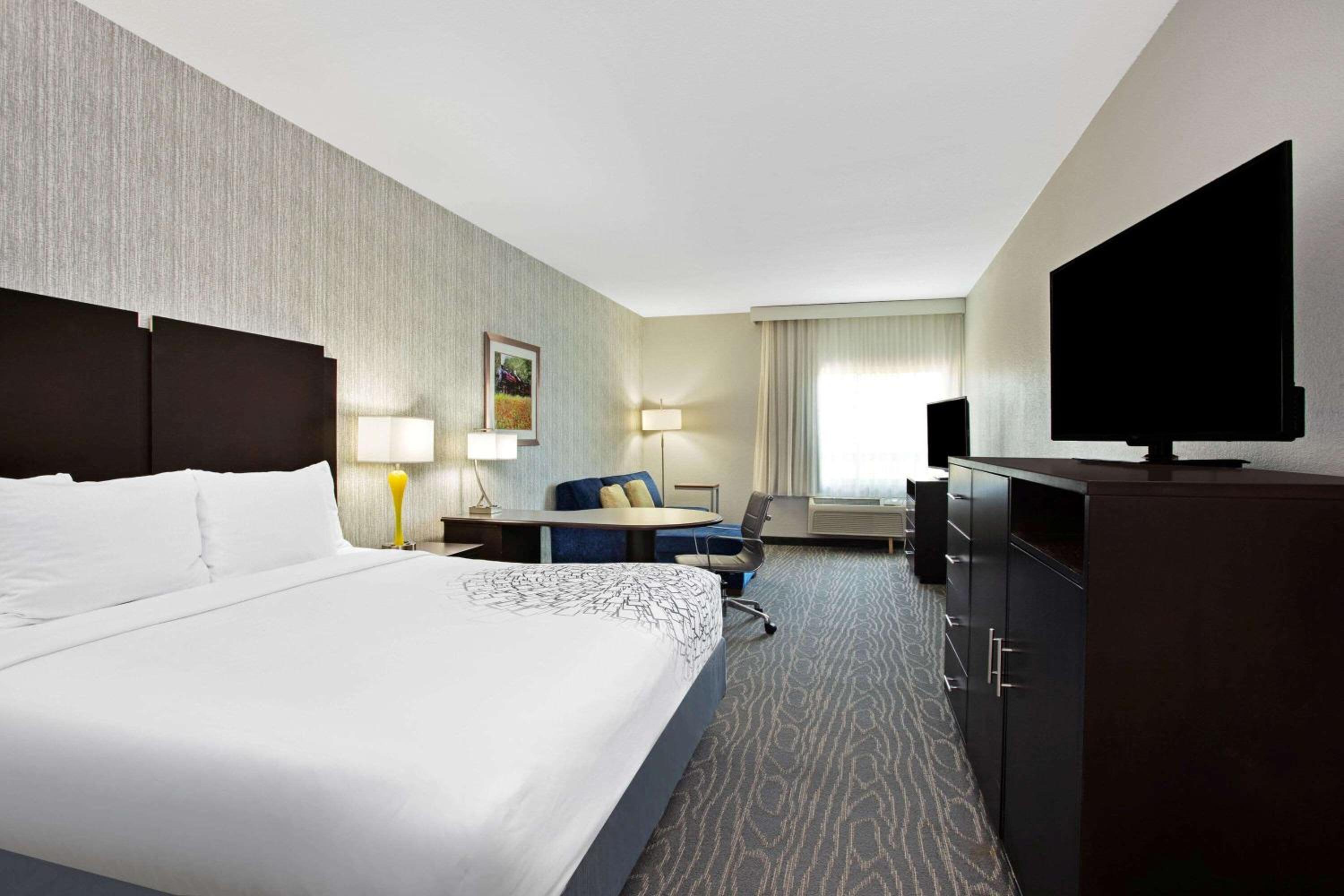King Room with Bath Tub - Mobility/Hearing Accessible - Non-Smoking - Photo 1