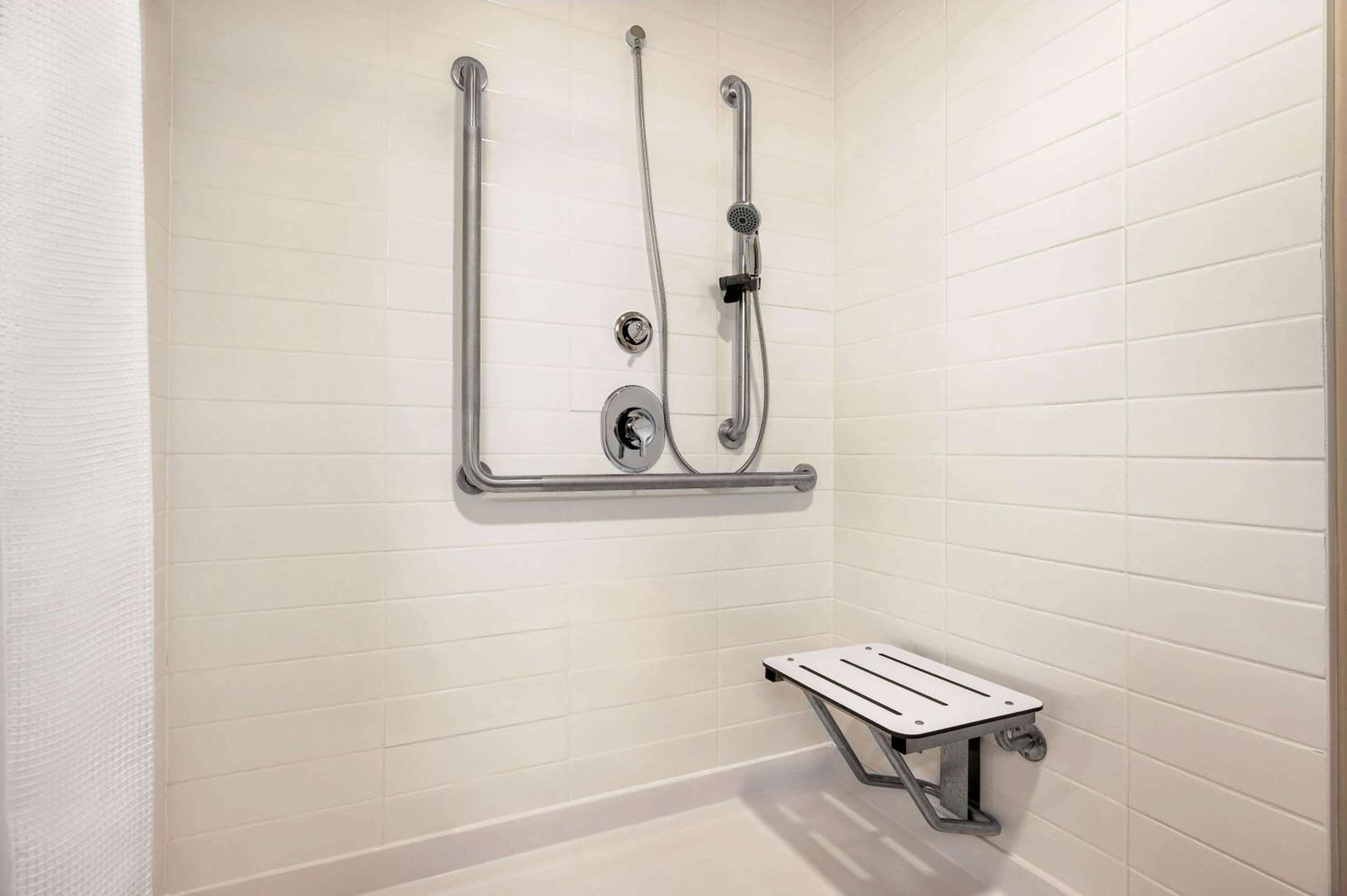 Queen Room - Mobility Access/Non-Smoking - Photo 2