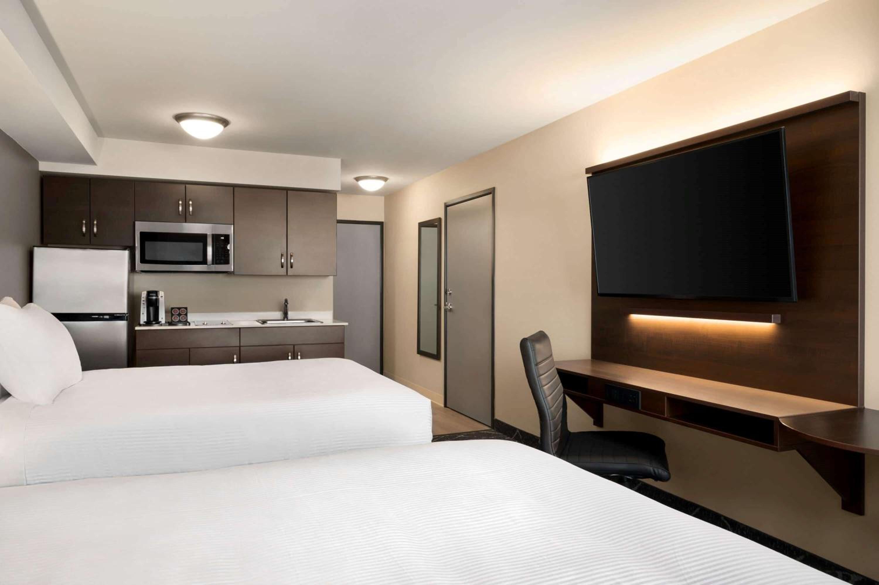 Deluxe Suite with Two Queen Beds - Non-Smoking - Photo 2