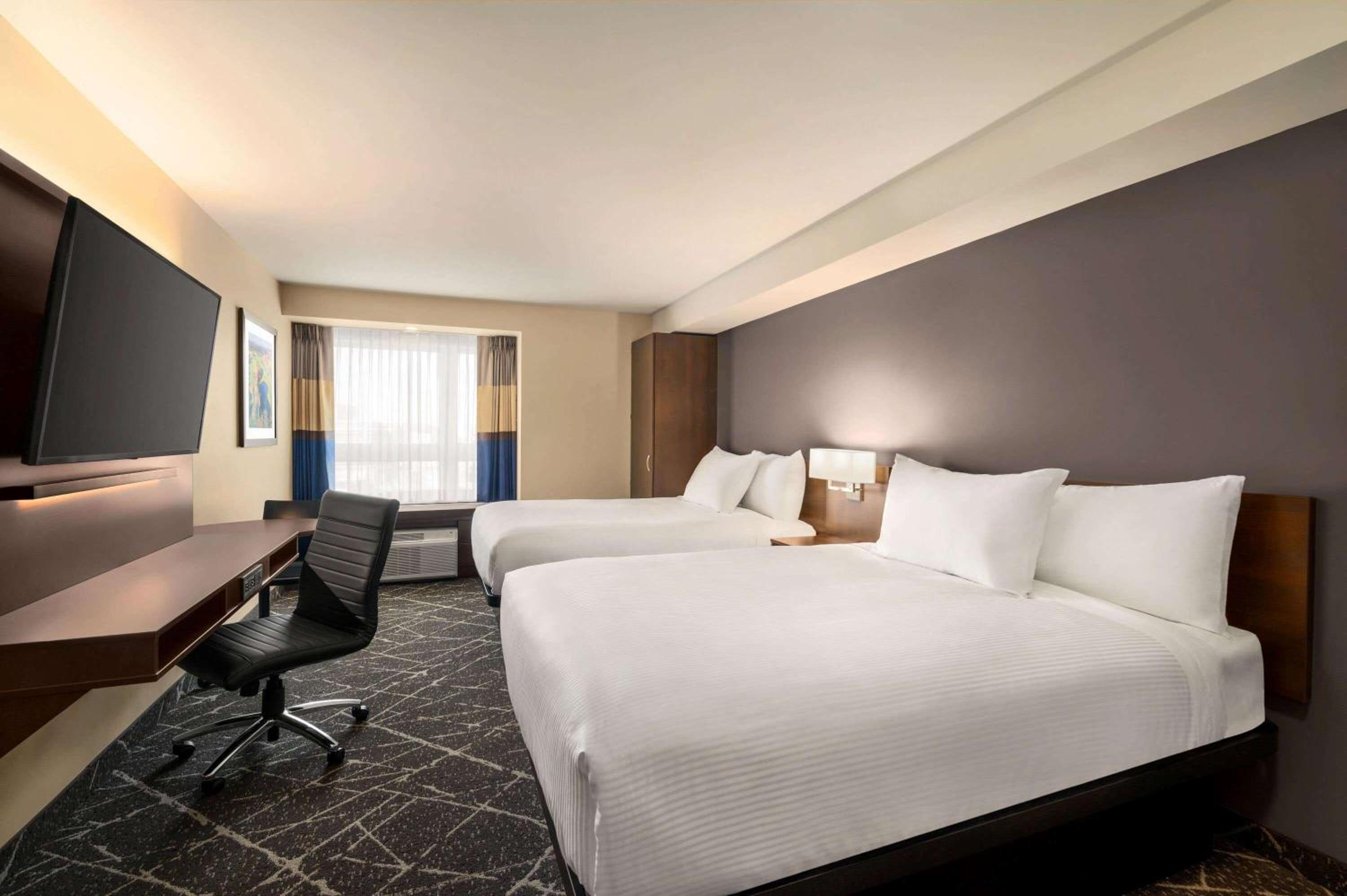 Deluxe Suite with Two Queen Beds - Non-Smoking - Photo 4
