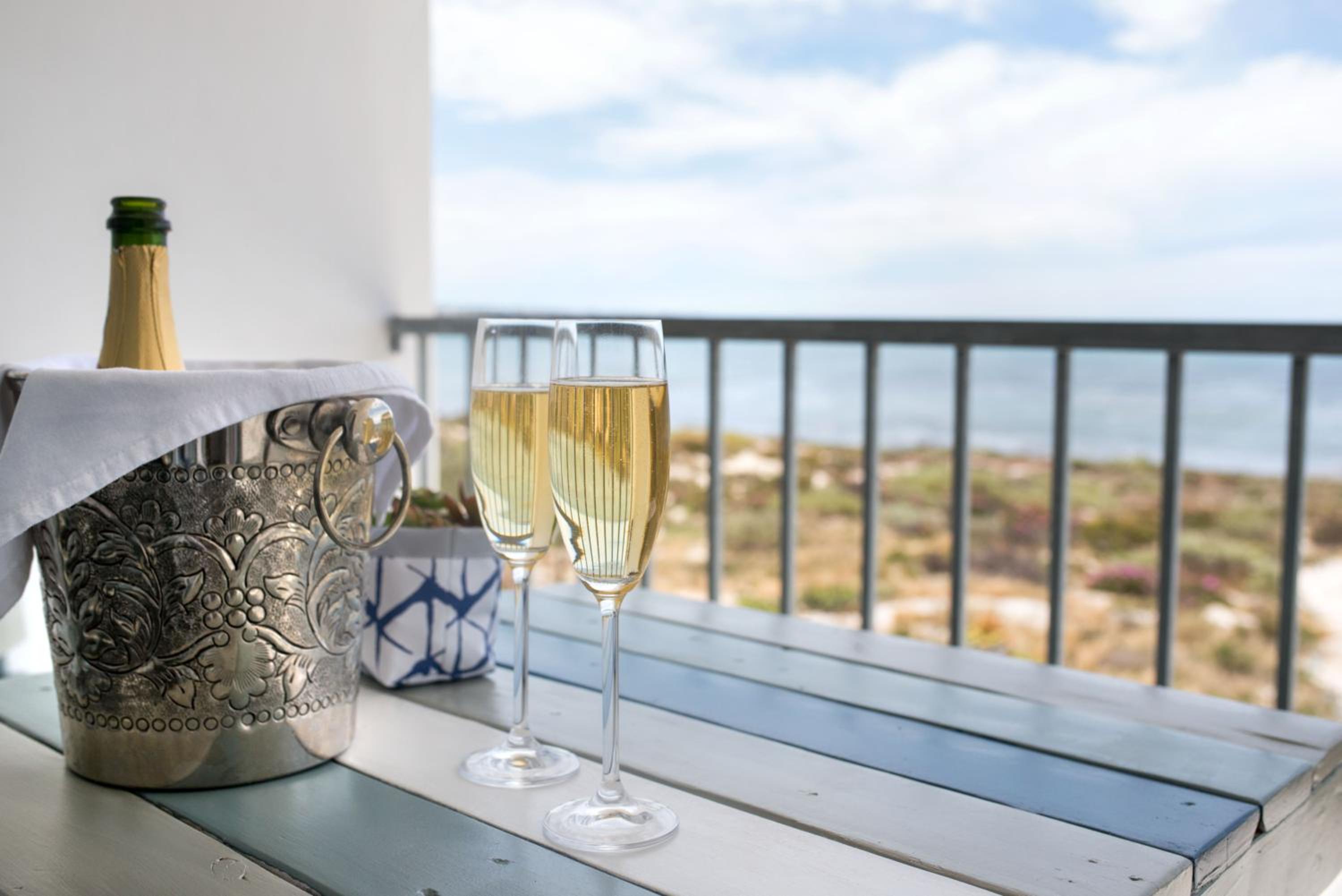 Apartment with Balcony and Sea View - Photo 18