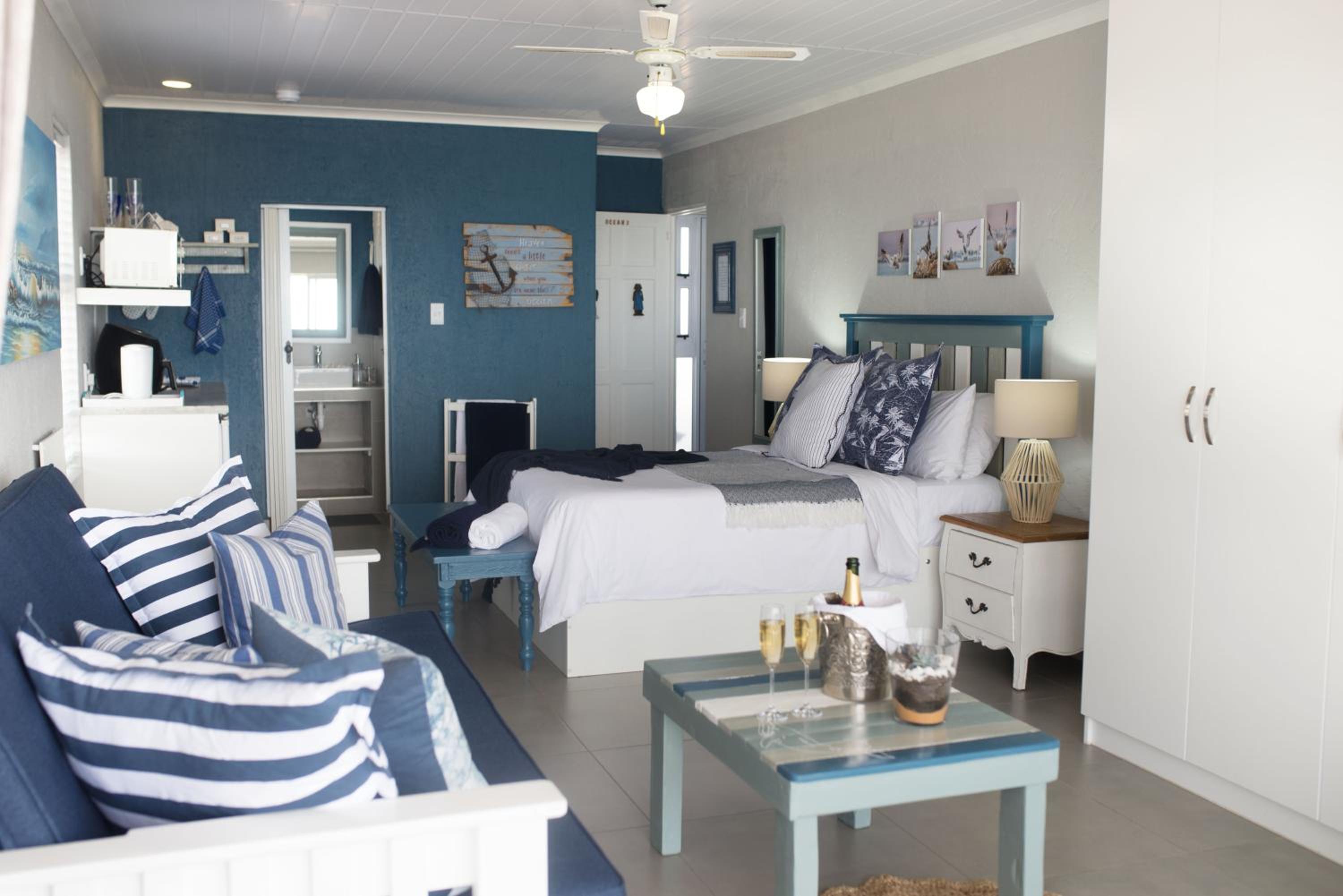 One-Bedroom Apartment with Balcony and Sea View - Photo 28