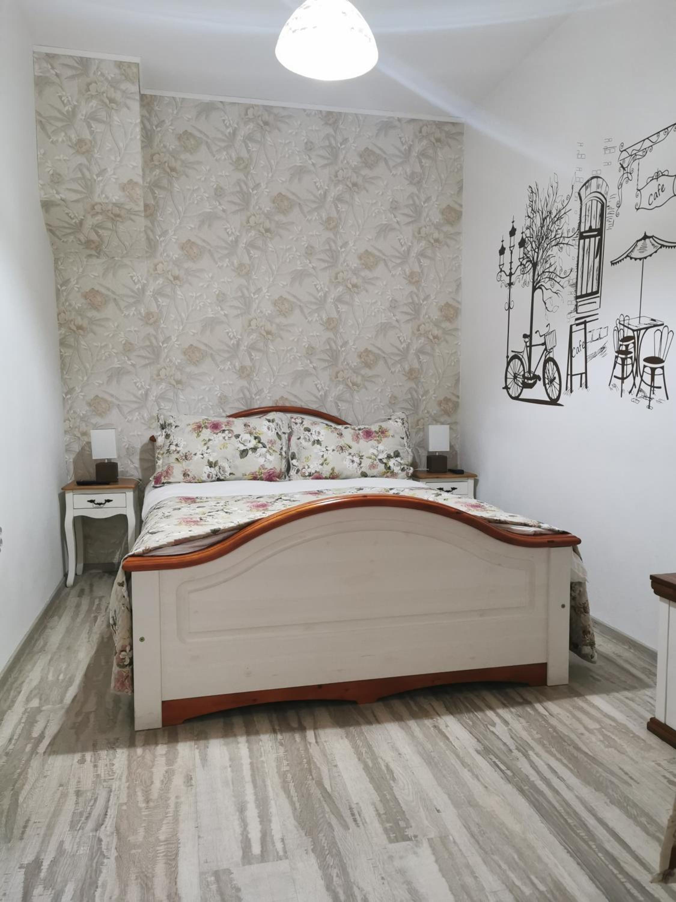 One-Bedroom Apartment - Photo 1