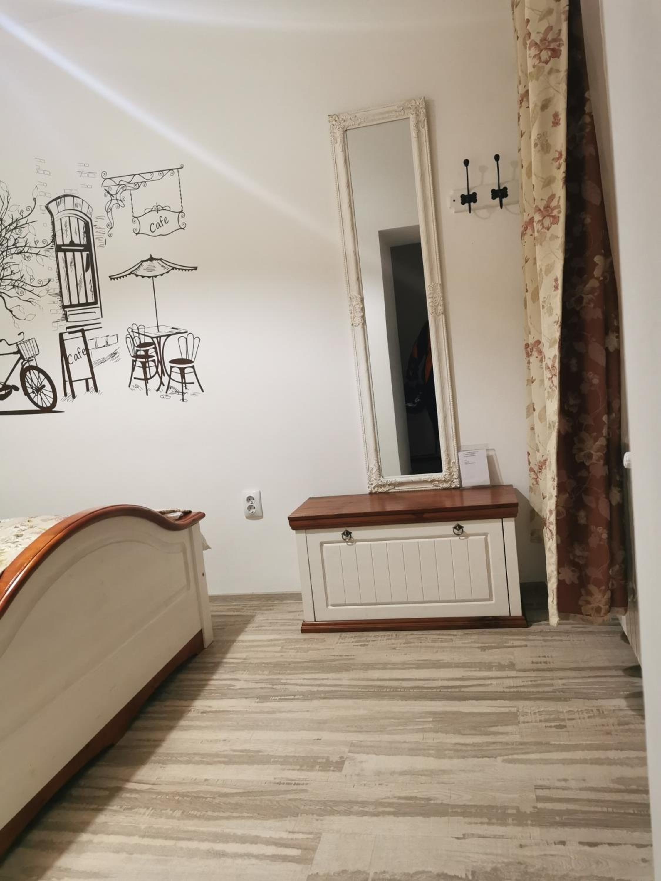 One-Bedroom Apartment - Photo 2