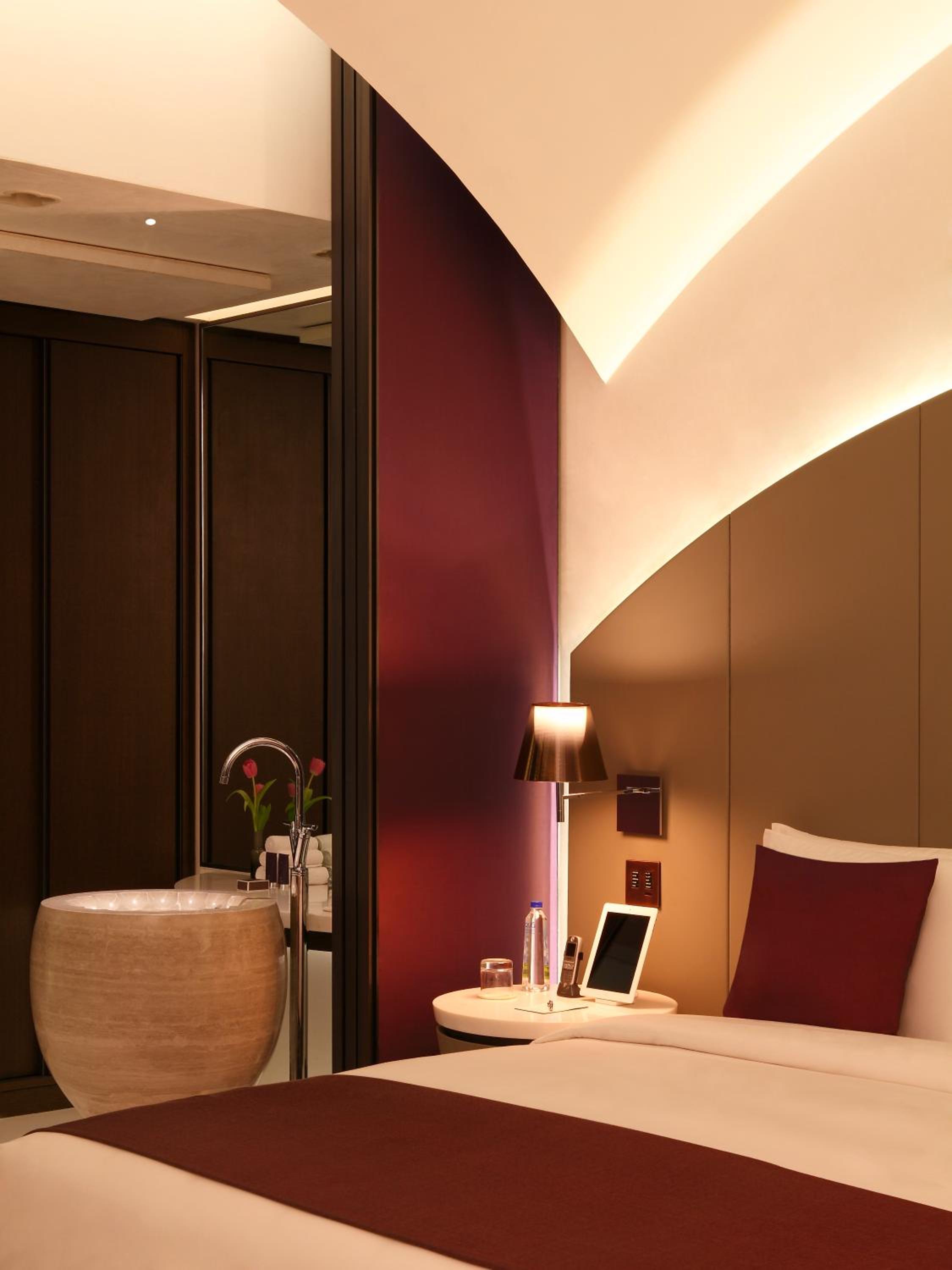 The Roseate Suite with Hi-Tea (16:30 to 17:30, Complimentary 30-min spa treatment (per stay for Mon to Thurs and 30% Discount on Spa Treatments on Fri to Sun) Pre Booking of Slot is mandatory, 15% disc on Laundry and Car Services, One Way Airport Transfer - Photo 4