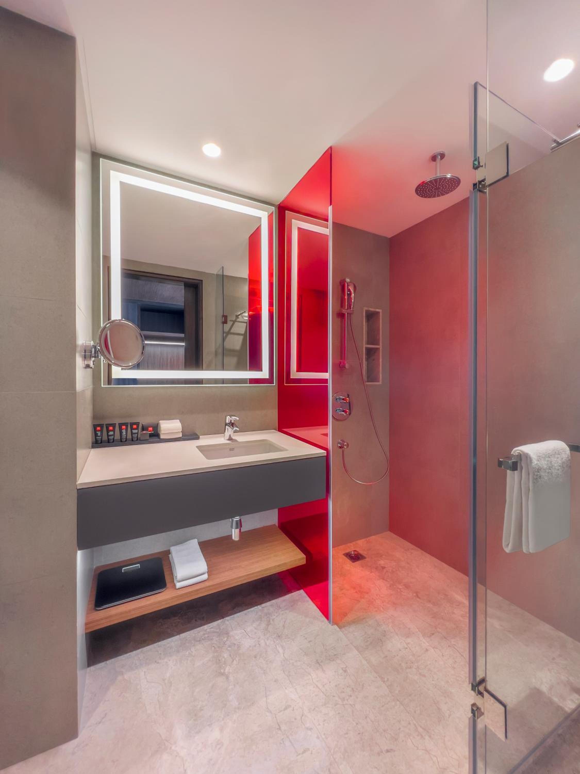 Junior Suite with King Bed and living room, 15% discount on Food & Soft beverage and Laundry. - Photo 10