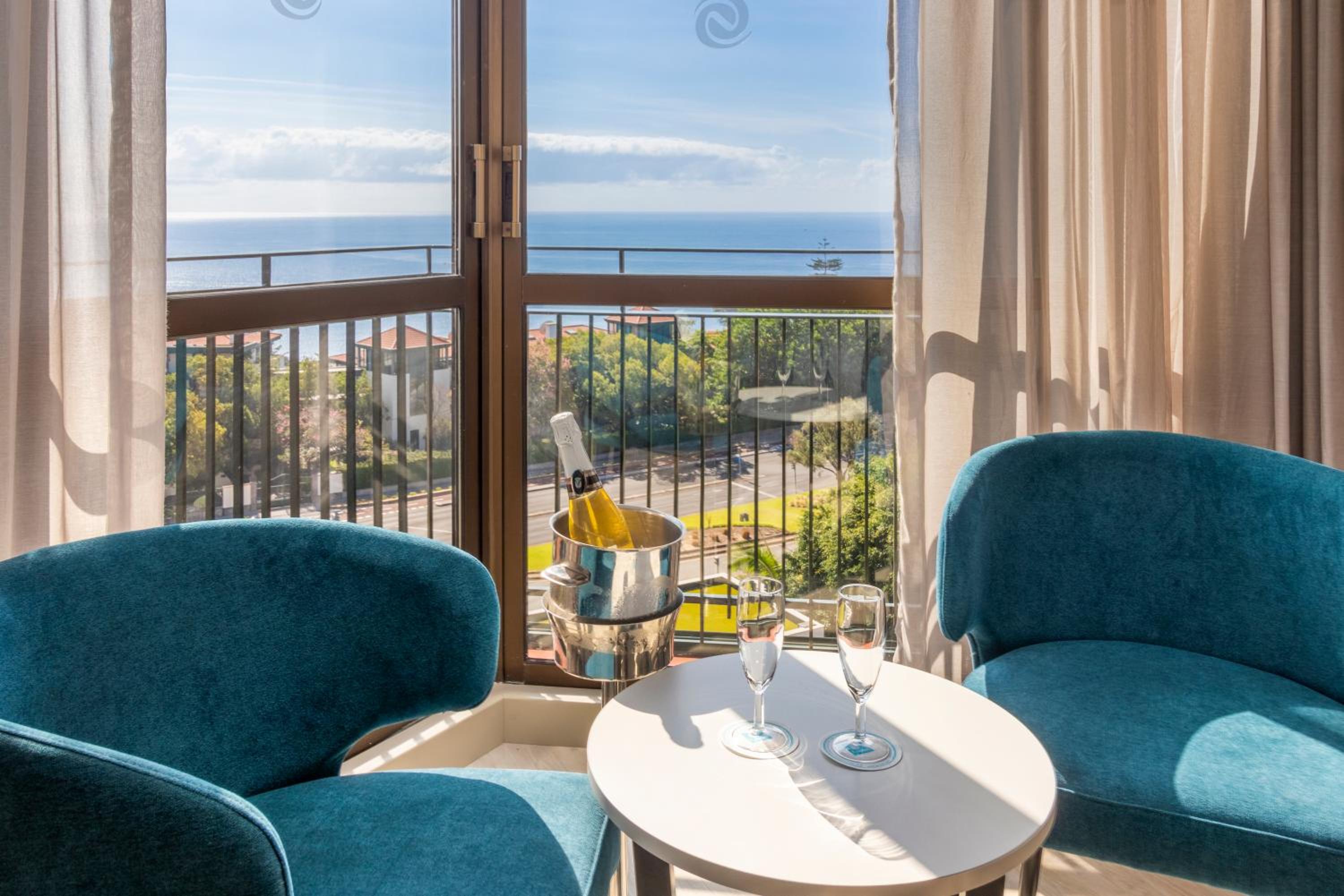 Twin Room with Sea View thumbnail 5