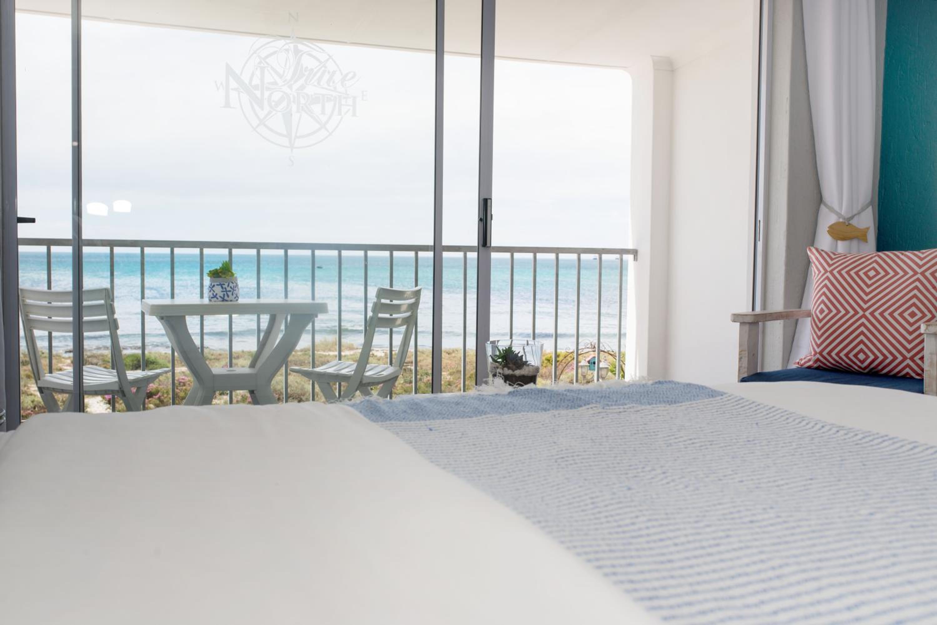 Apartment with Balcony and Sea View - Photo 25