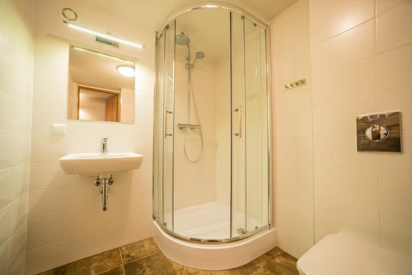 Deluxe Suite with Hot Tub and Sauna photo 2