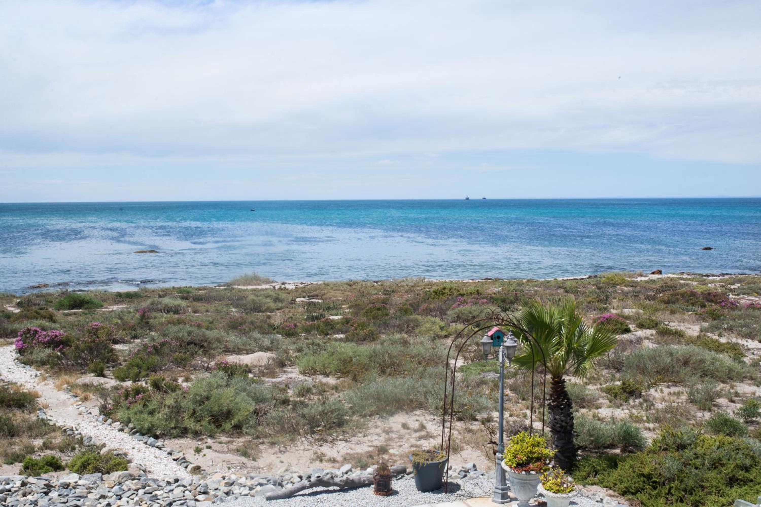 Apartment with Balcony and Sea View - Photo 23