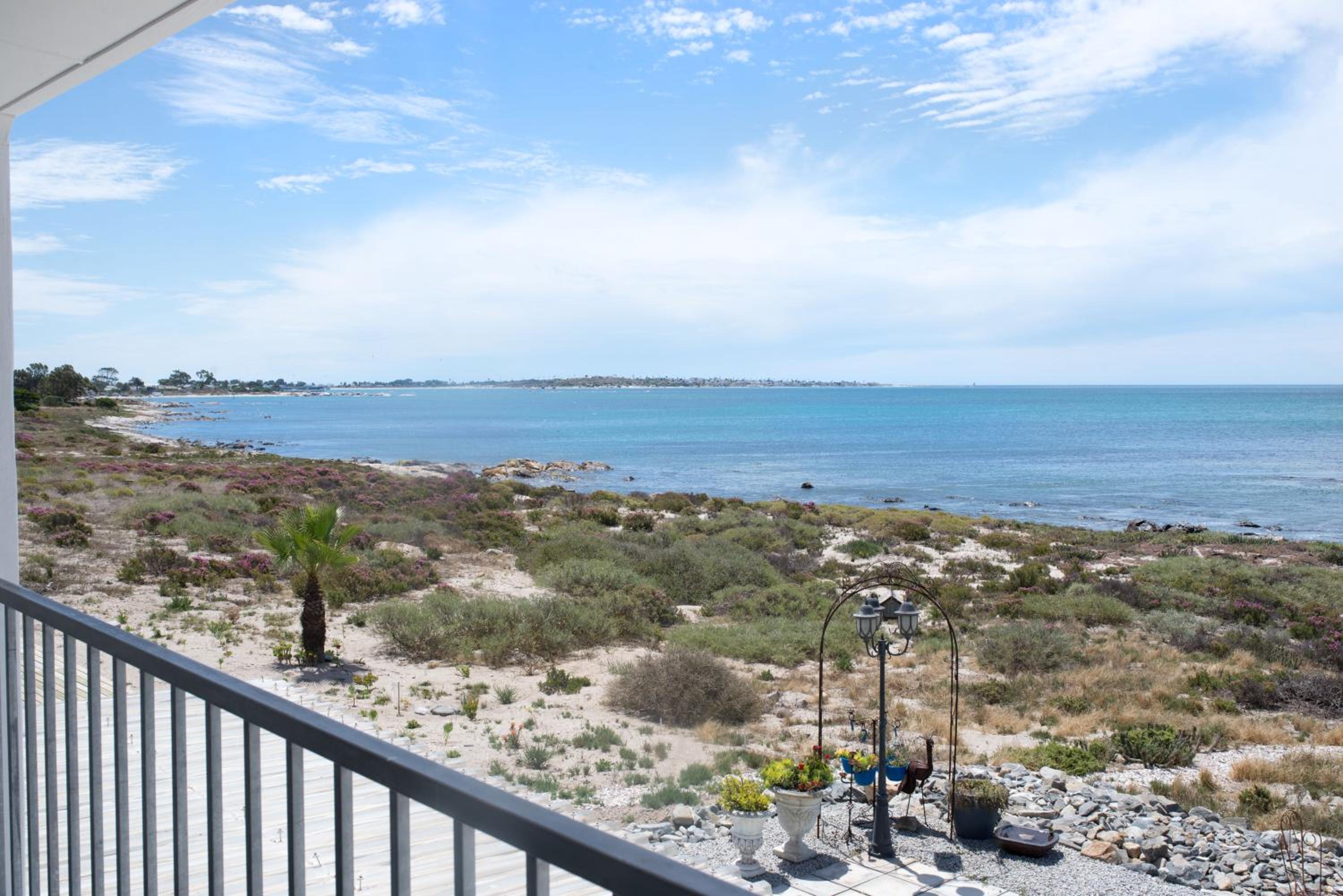 Apartment with Balcony and Sea View - Photo 22