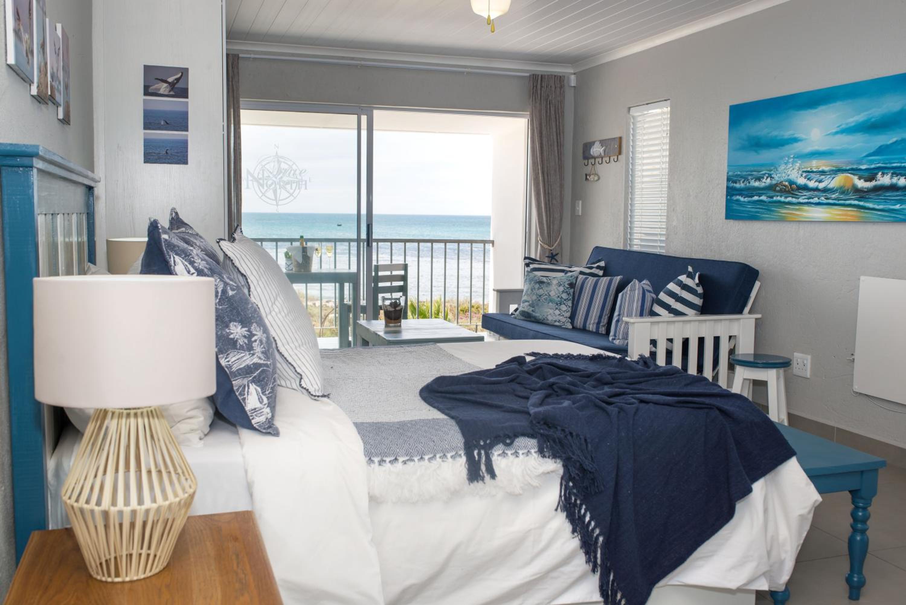 One-Bedroom Apartment with Balcony and Sea View - Photo 1
