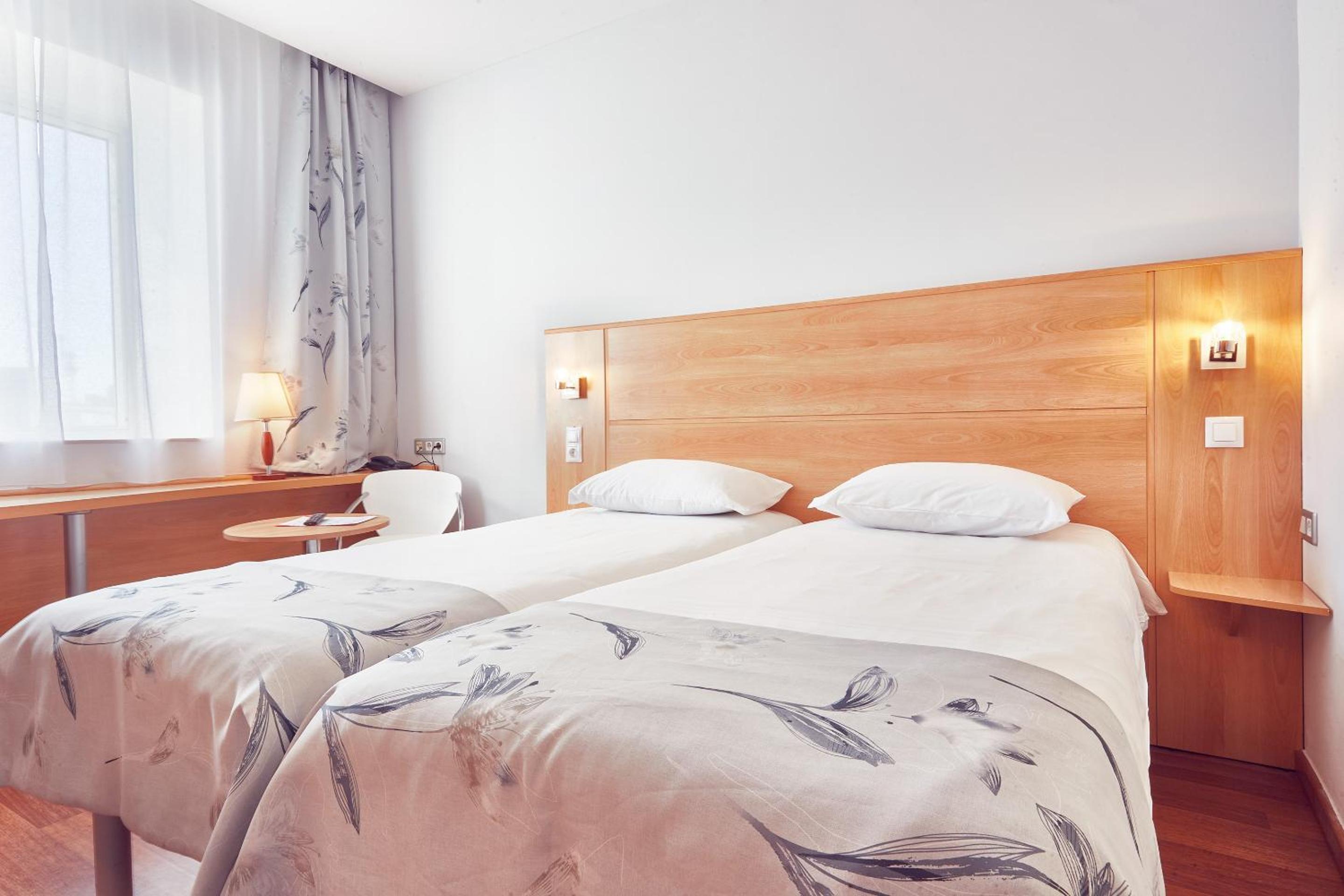 Standard Twin Room - Photo 1