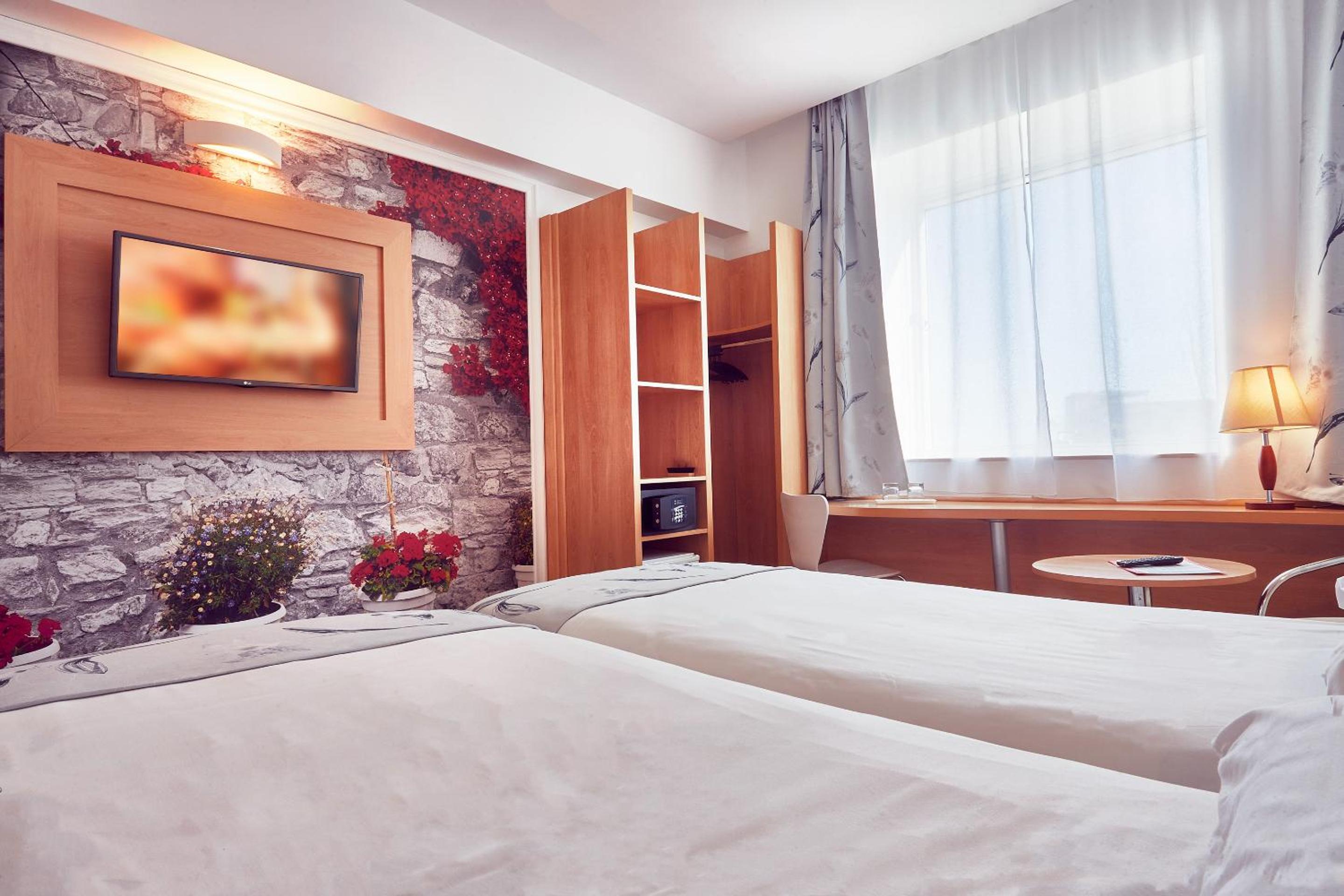 Standard Twin Room - Photo 4