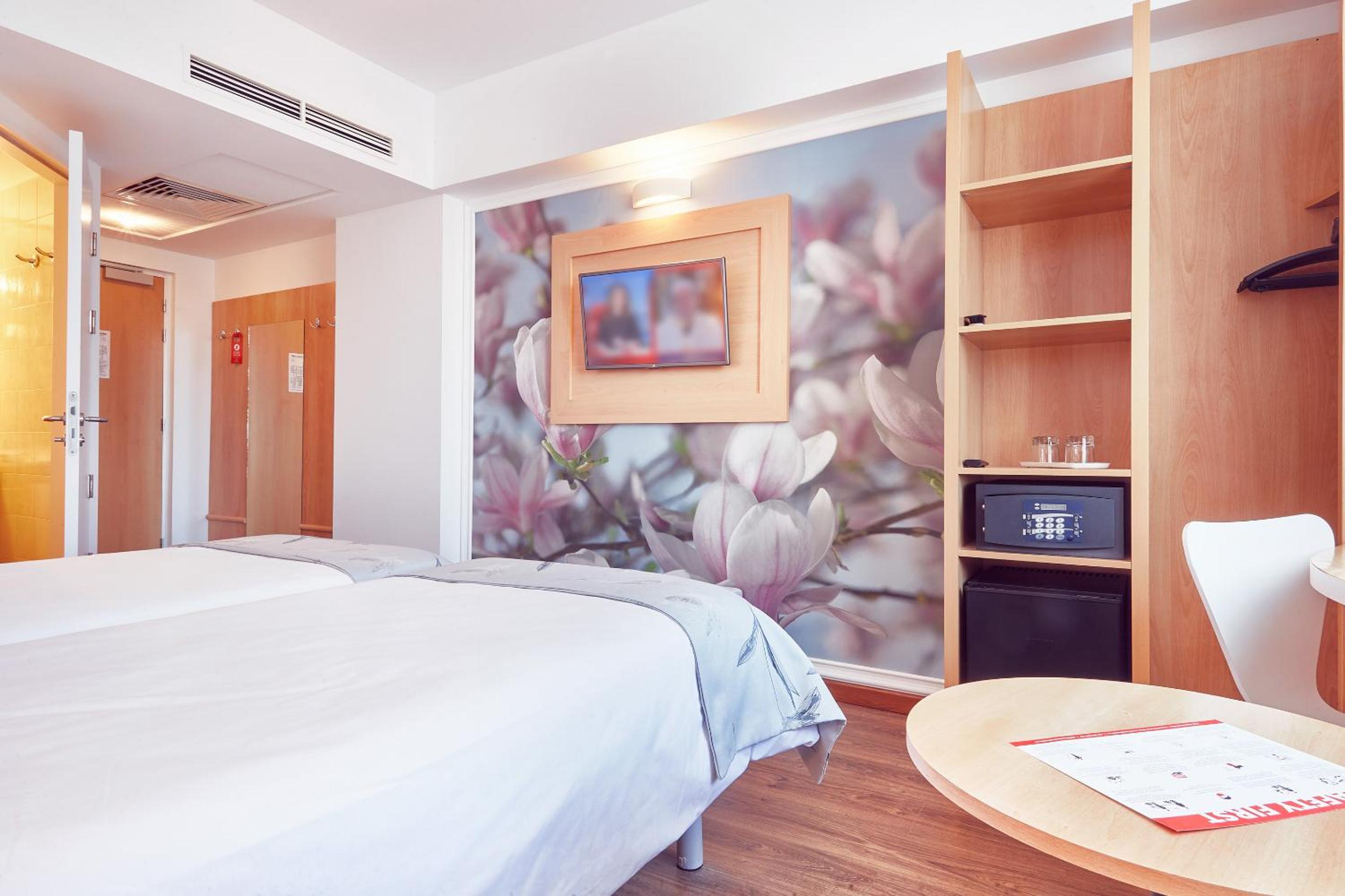 Standard Twin Room - Photo 2