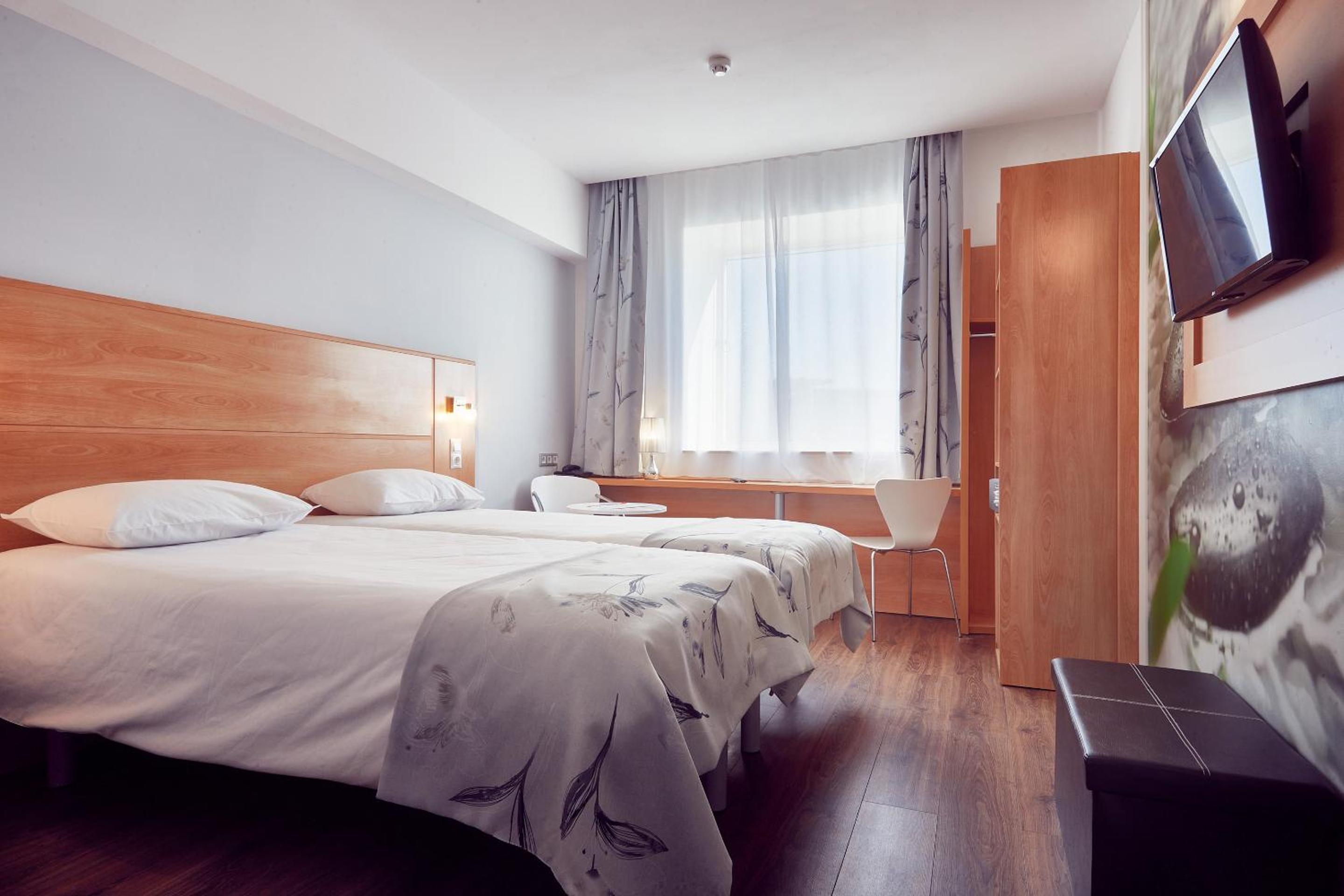 Standard Twin Room - Photo 3