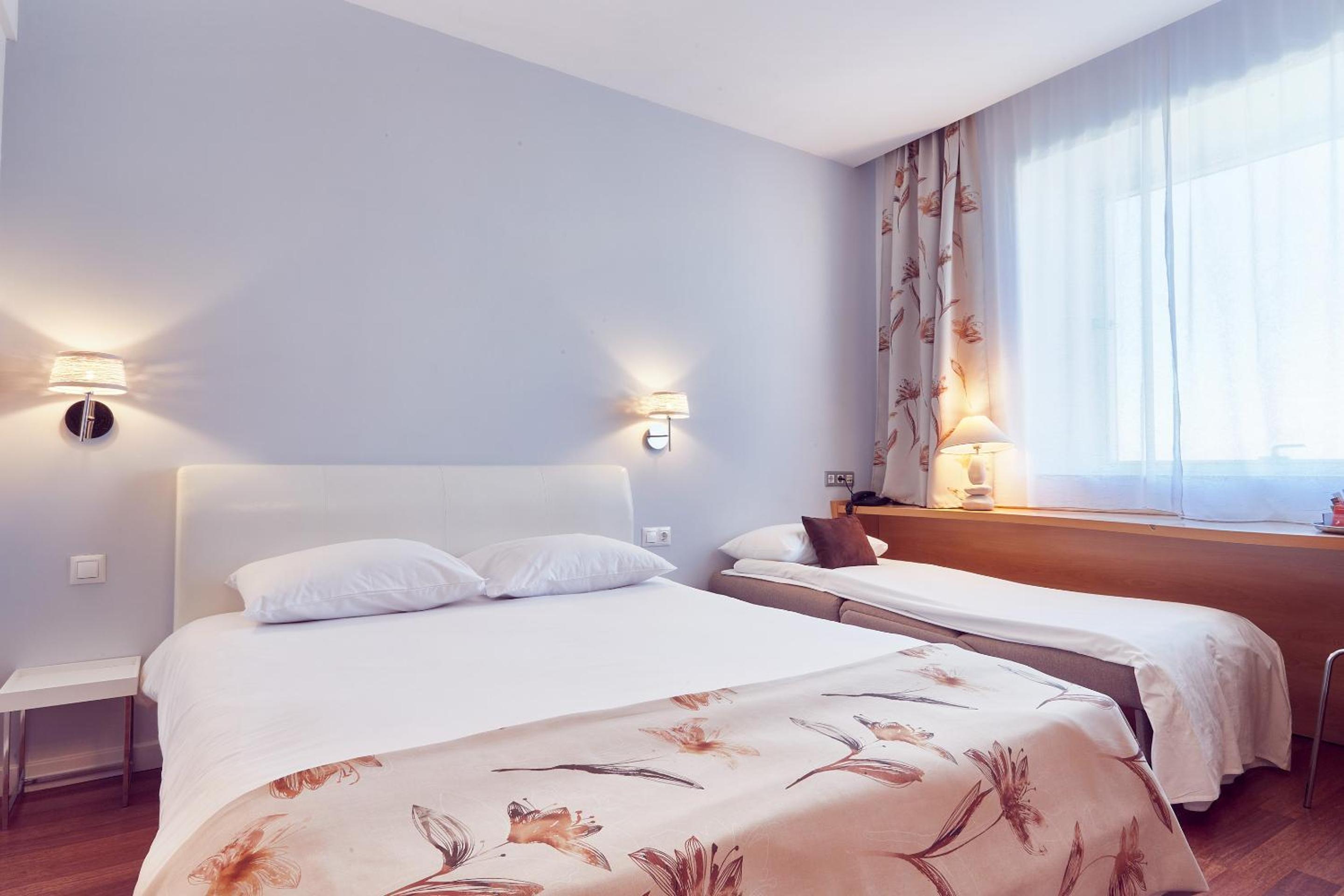 Superior Double Room with extendable armchair - Photo 11