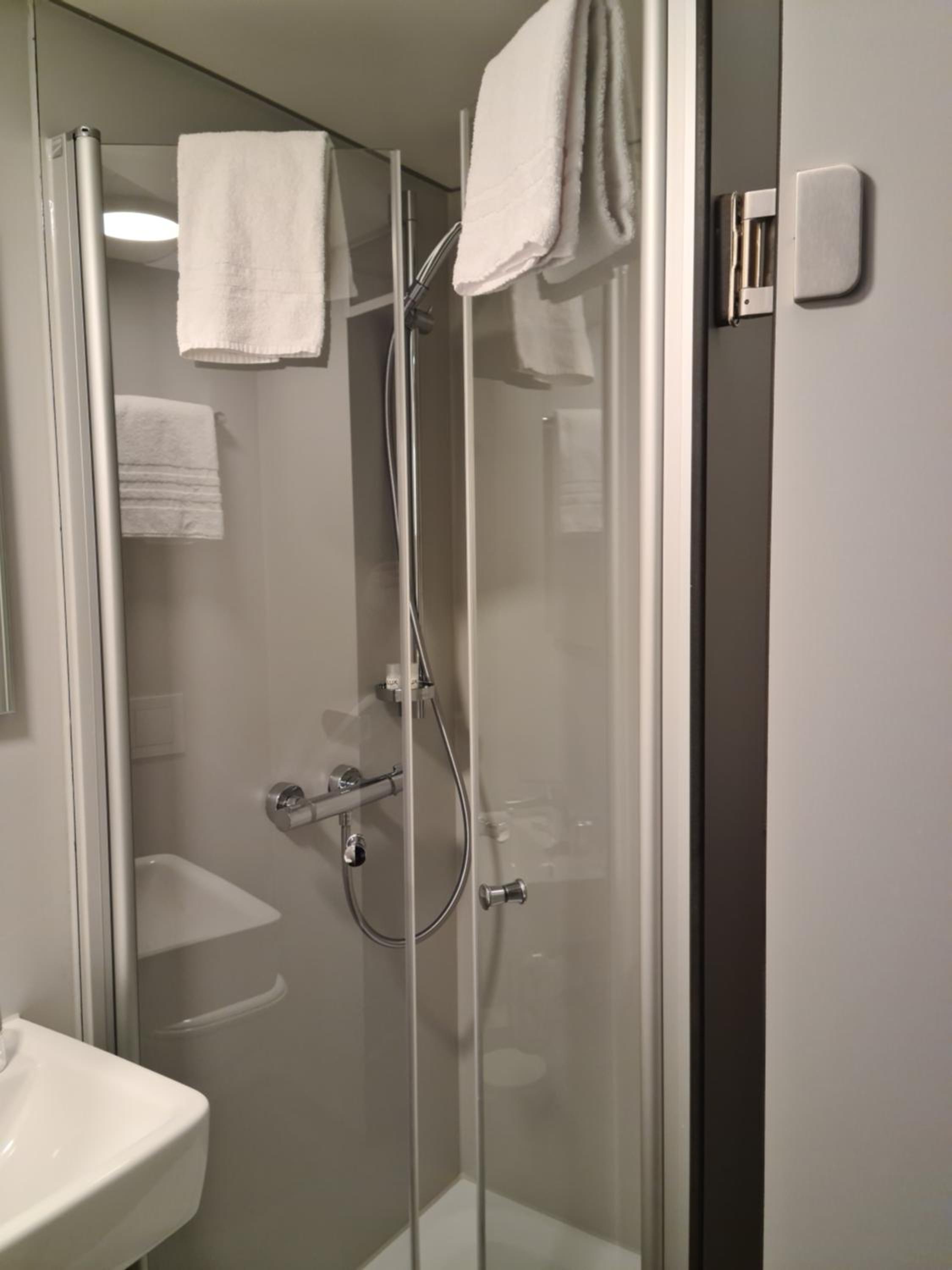 Economy Quadruple Room photo 2