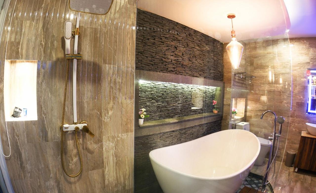 Suite with Pool View - Photo 6