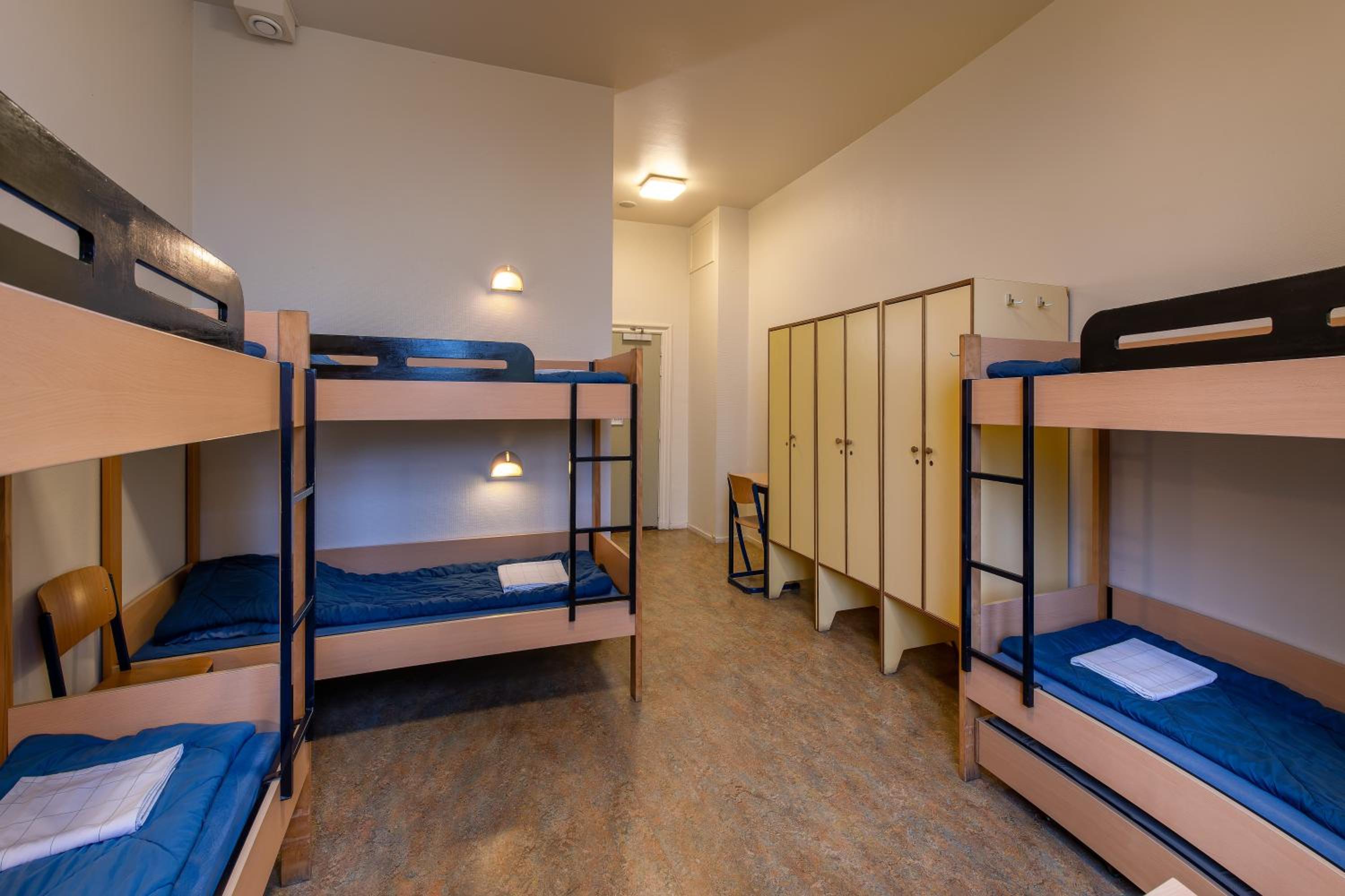 Bed in Gemengde Kamer met 6-8 Bedden en Douche photo 1