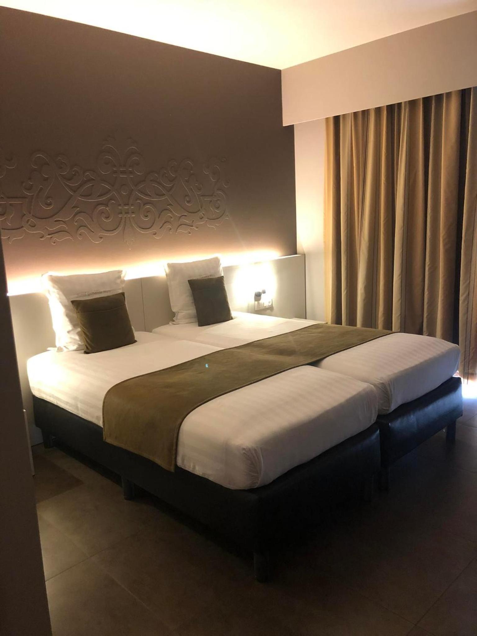 Standard Double Room with bath and shower - Photo 11