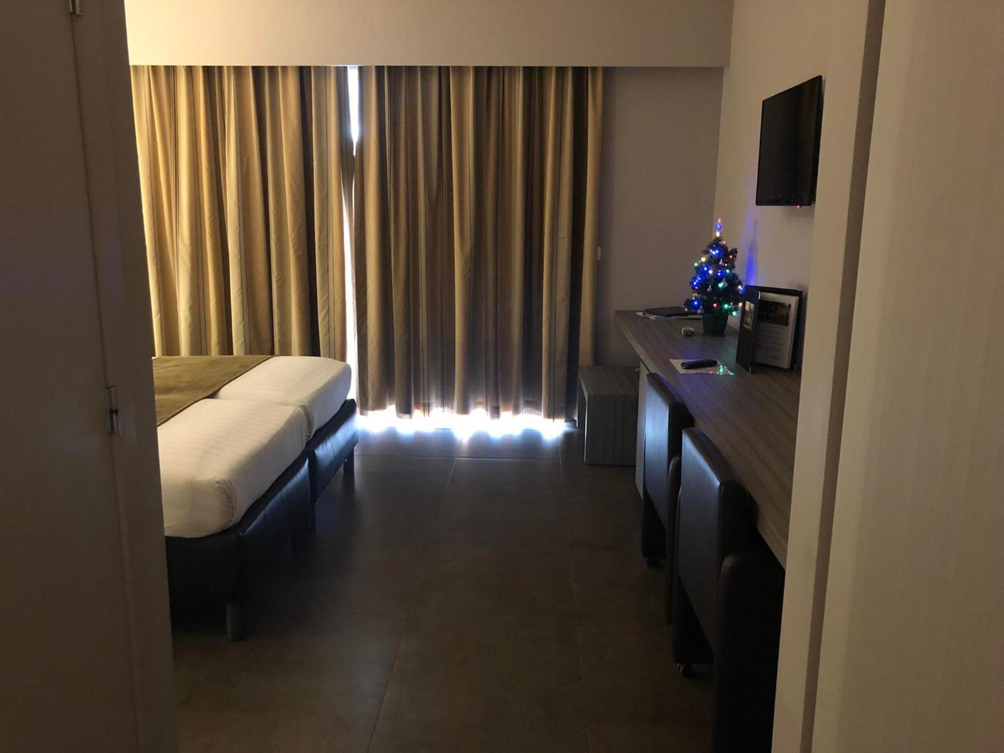 Standard Double Room with bath and shower - Photo 5