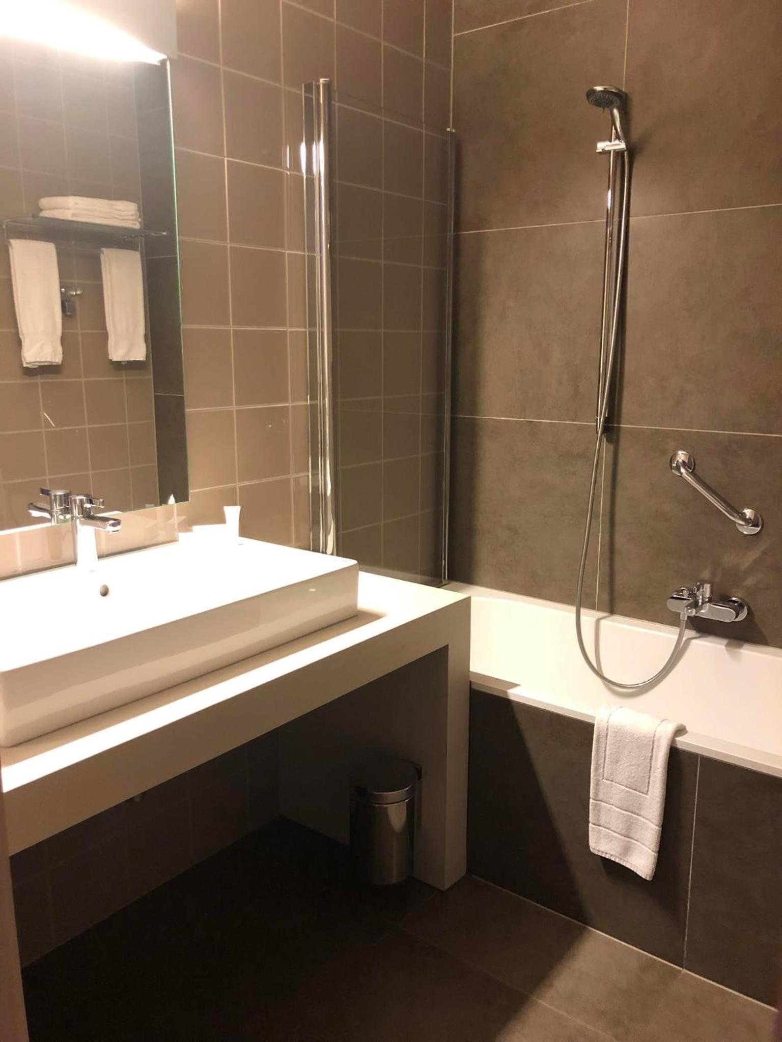 Standard Double Room with bath and shower - Photo 14