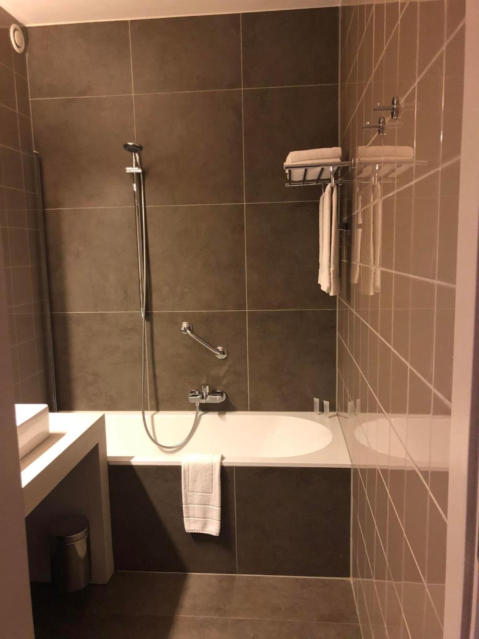 Standard Double Room with bath and shower - Photo 7